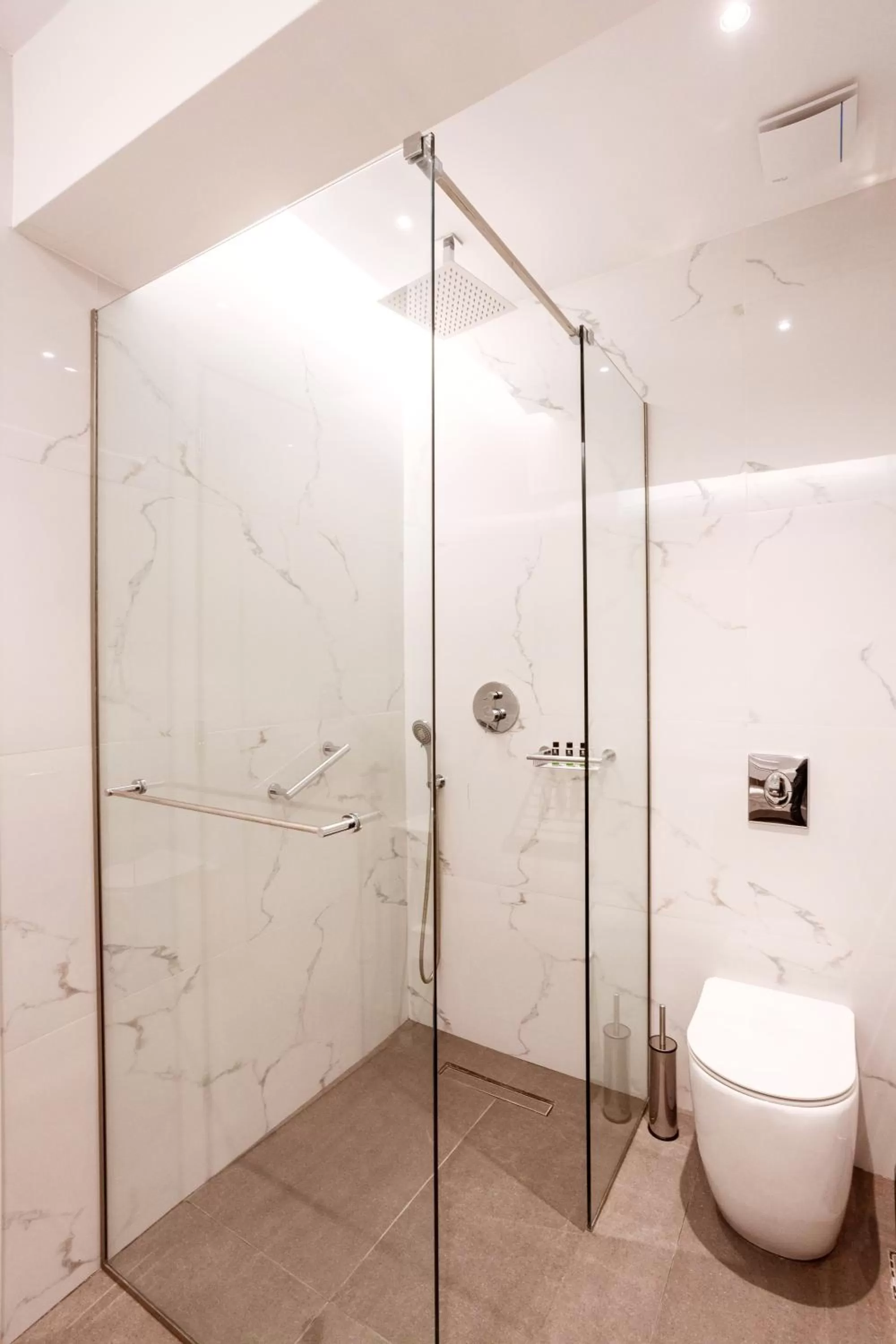 Shower in DAYS City Suites Athens