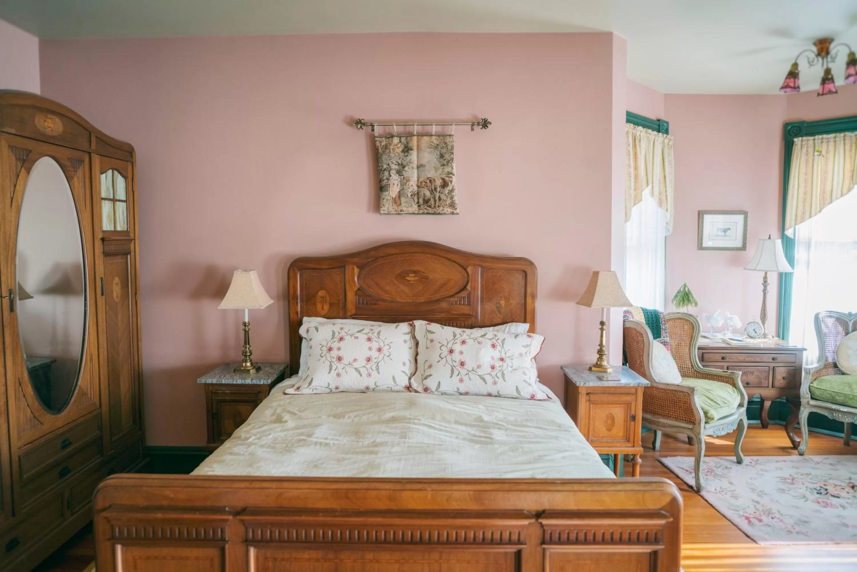 Nearby landmark, Bed in Hummingbird Inn