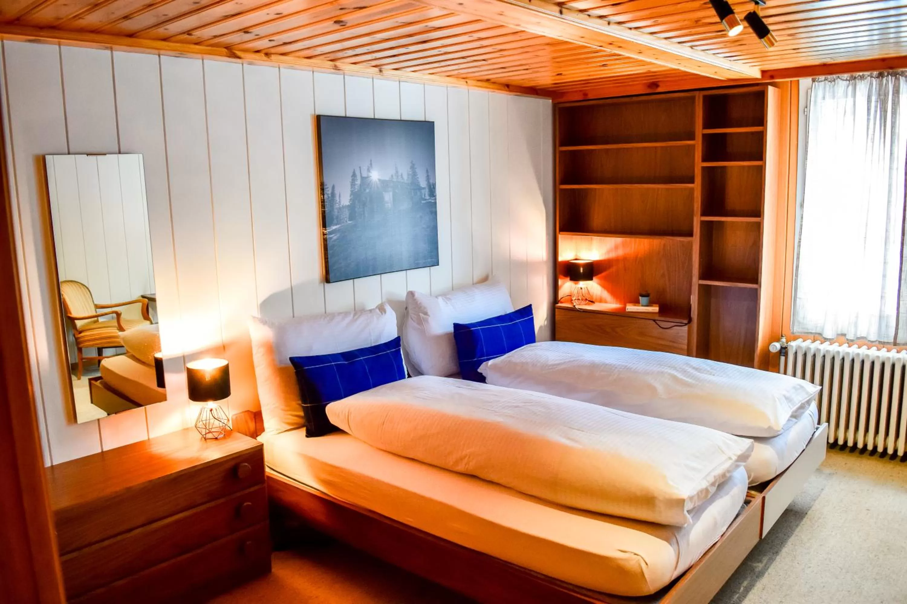 Photo of the whole room in First Lodge