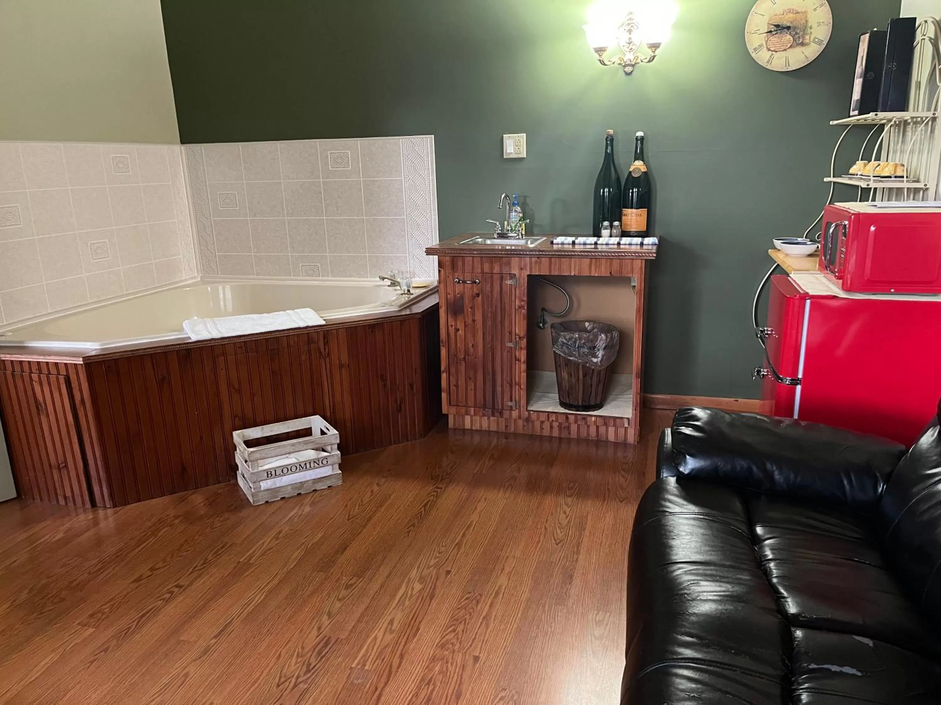 Hot Tub in Vinehurst Inn & Suites