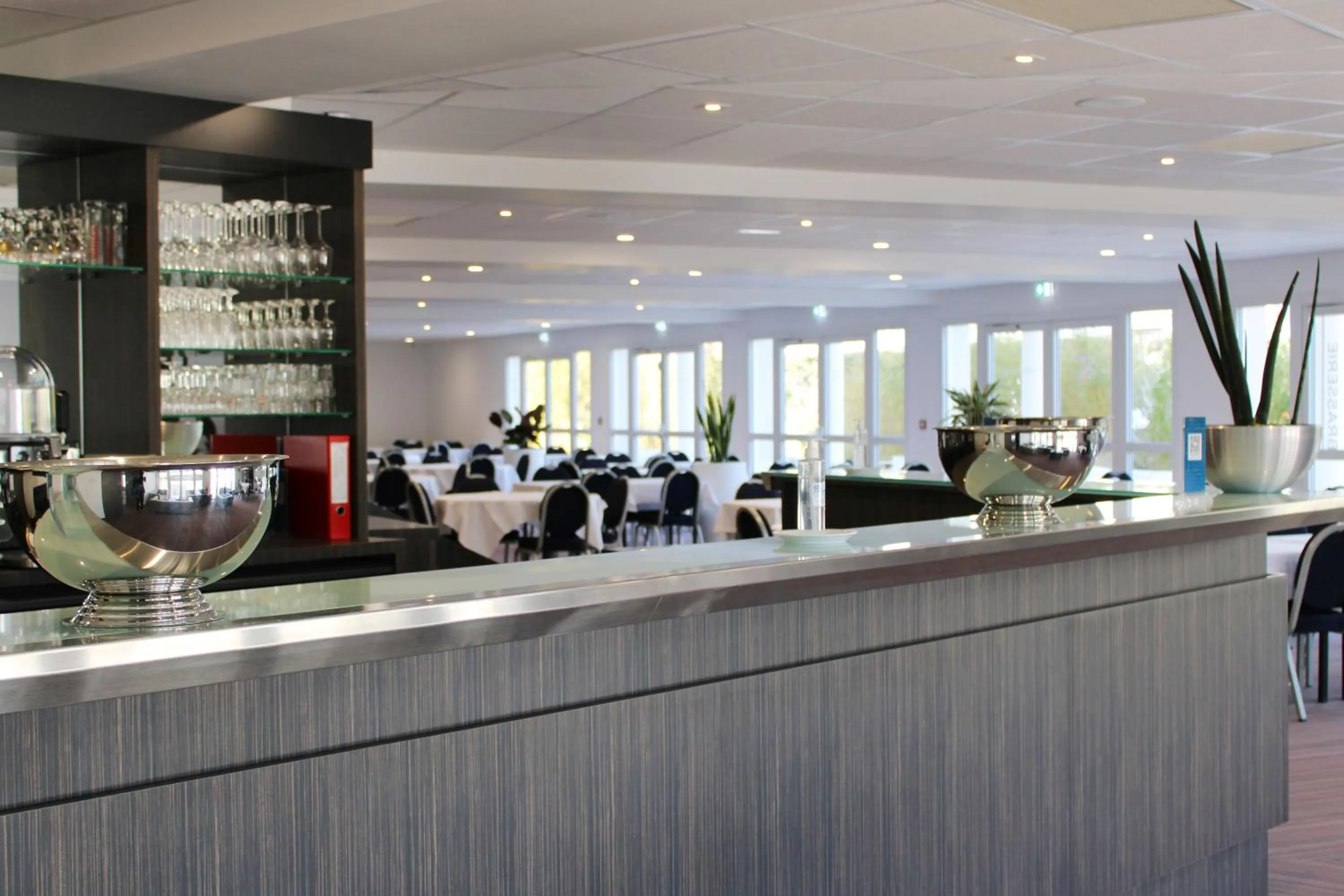Lounge or bar in Golden Tulip La Baule Hotel and Residence
