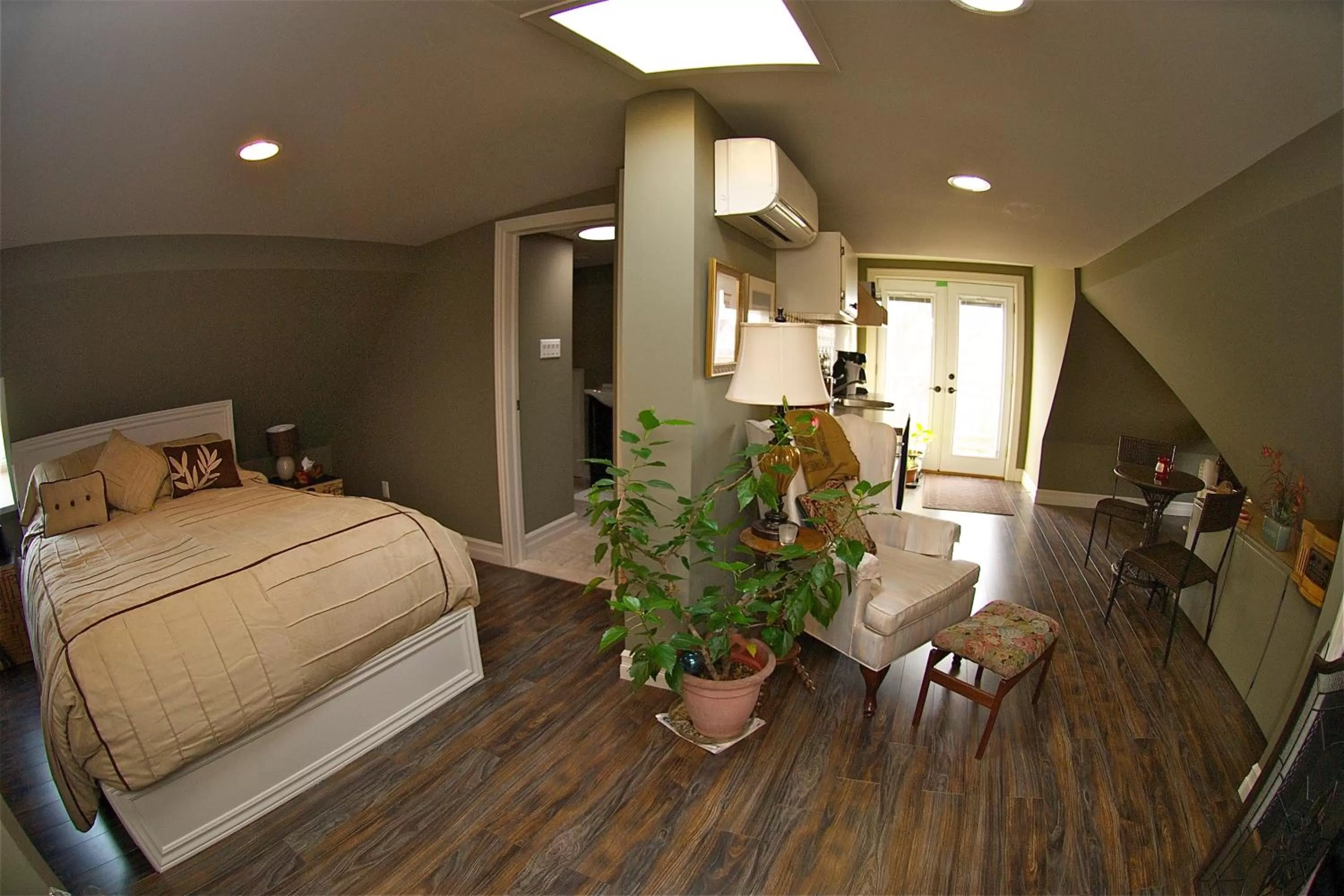 Photo of the whole room, Bed in Bondy House Bed & Breakfast