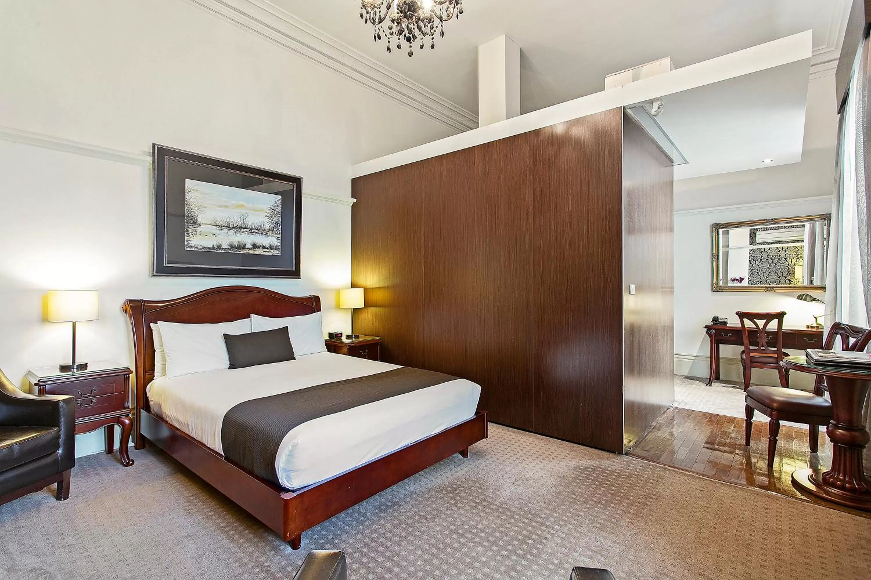 Executive Queen Room in Quality Inn Heritage on Lydiard