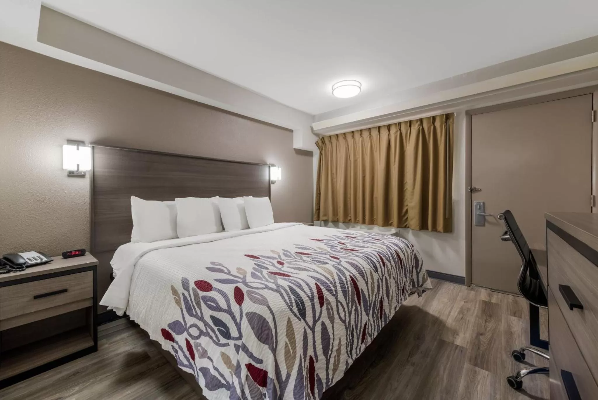 Standard King Room Non-Smoking in Red Roof Inn Hickory