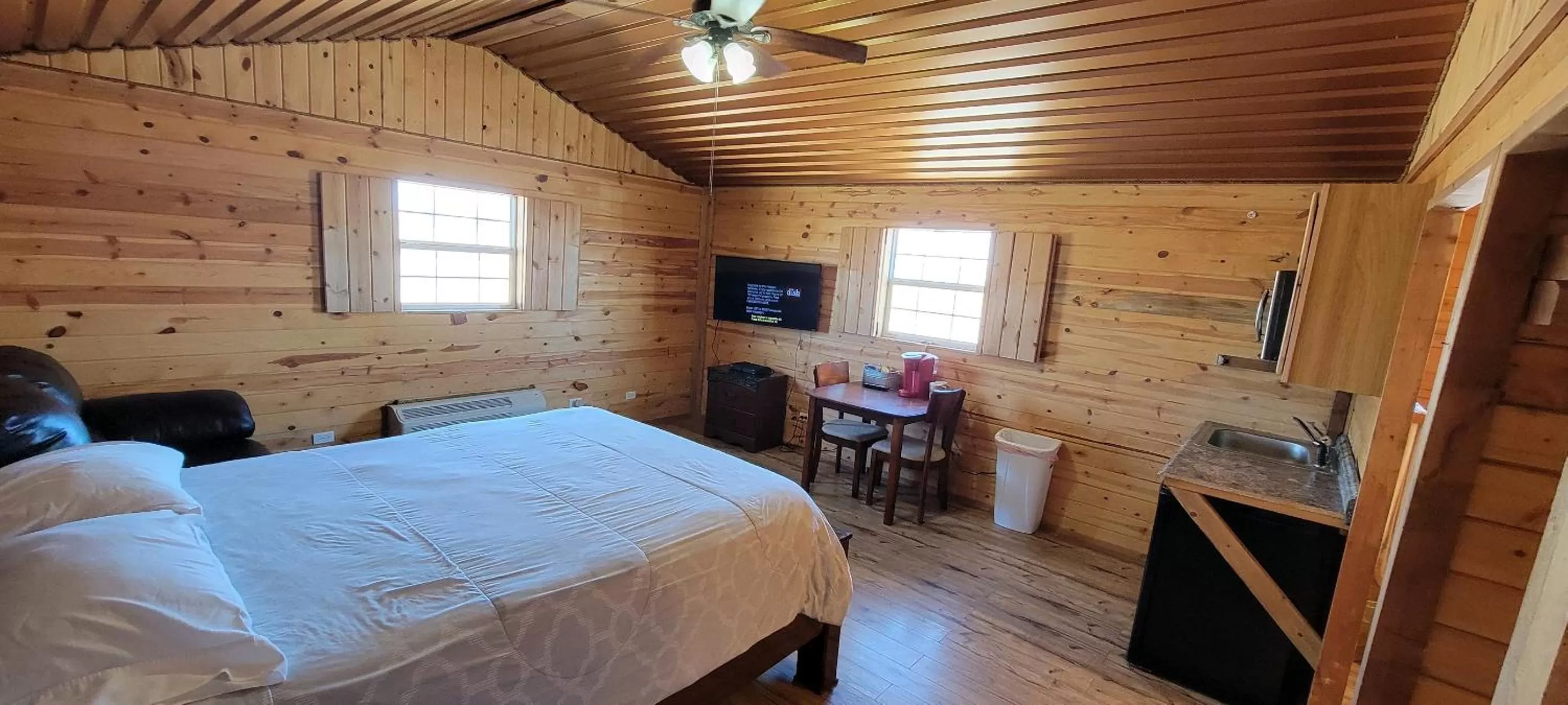 Photo of the whole room, Bed in Stateline Cabin