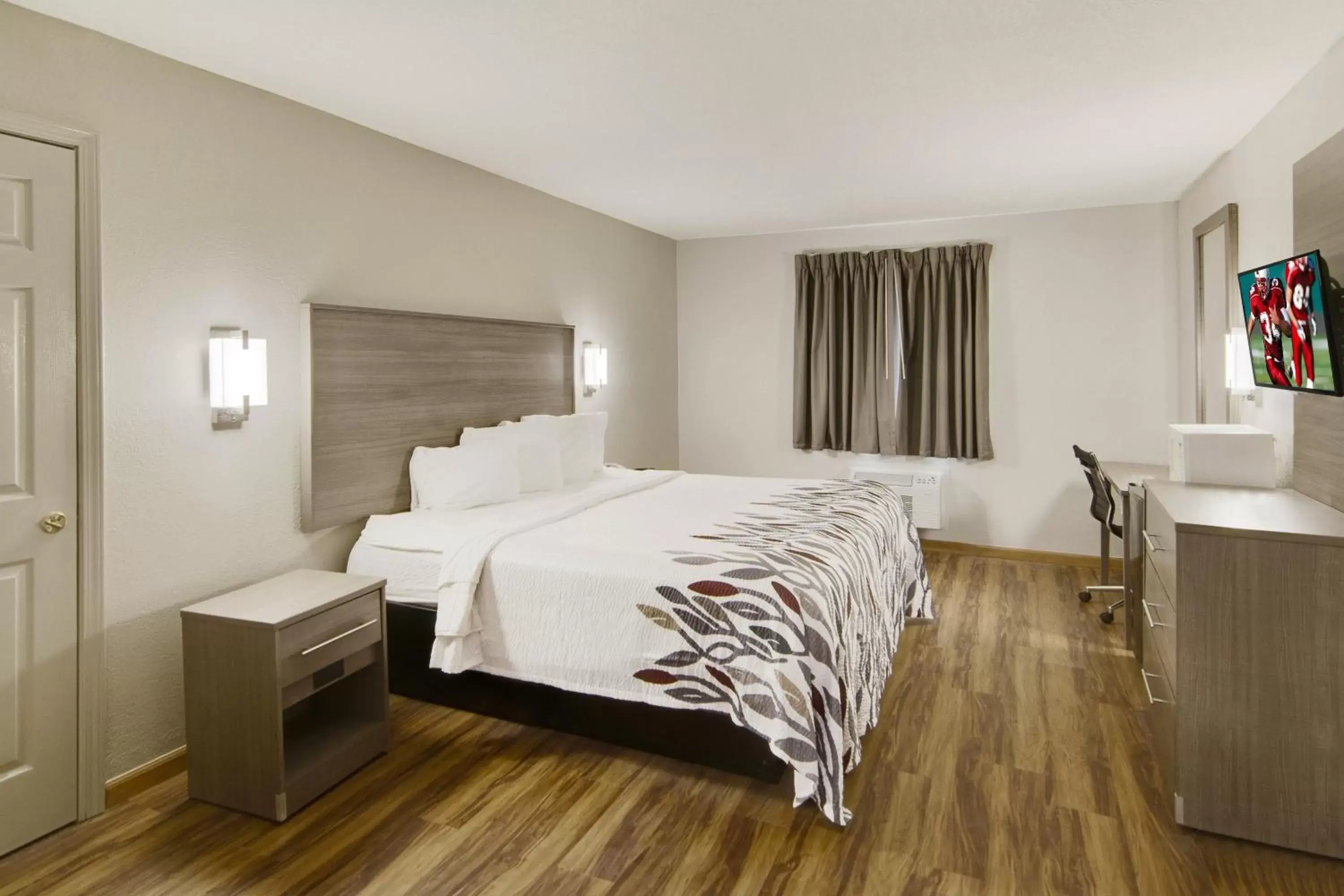 Deluxe King Room Disability Access Roll-in Shower Non-Smoking in Red Roof Inn & Suites Pensacola-NAS Corry Deluxe King Room Disability Access Roll-in Shower Non-Smoking in Red Roof Inn & Suites Pensacola-NAS Corry