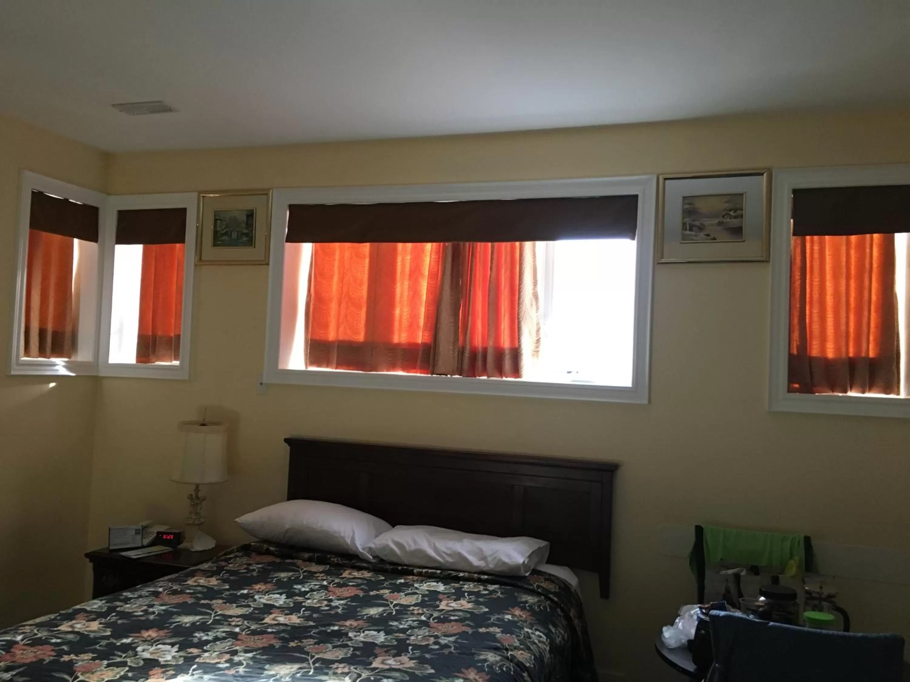 Bed in Sunparlor Motel