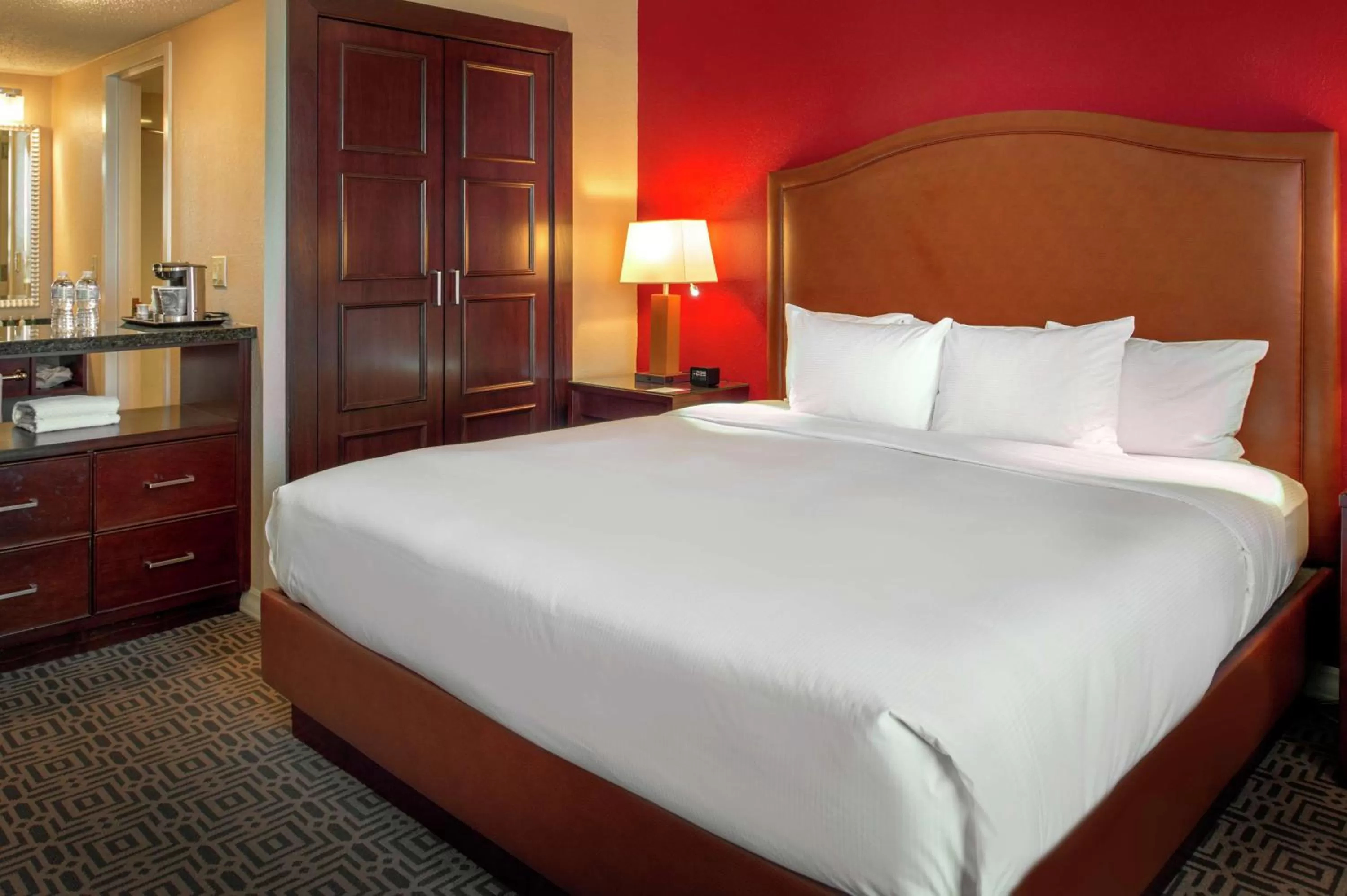 Bed in DoubleTree by Hilton Hotel St. Louis - Chesterfield