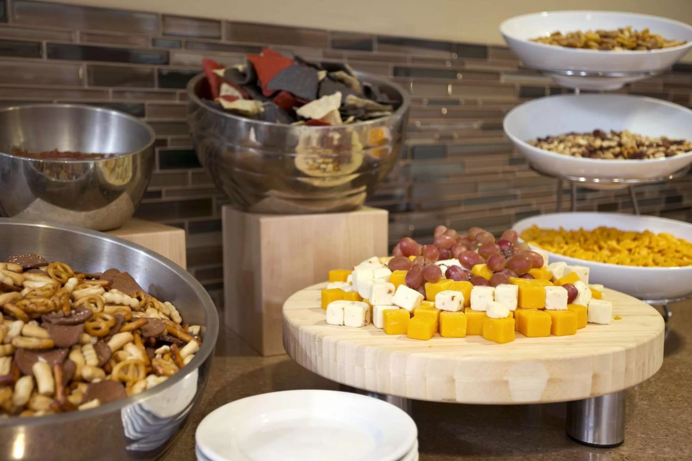 Dining area in Embassy Suites Cleveland - Beachwood