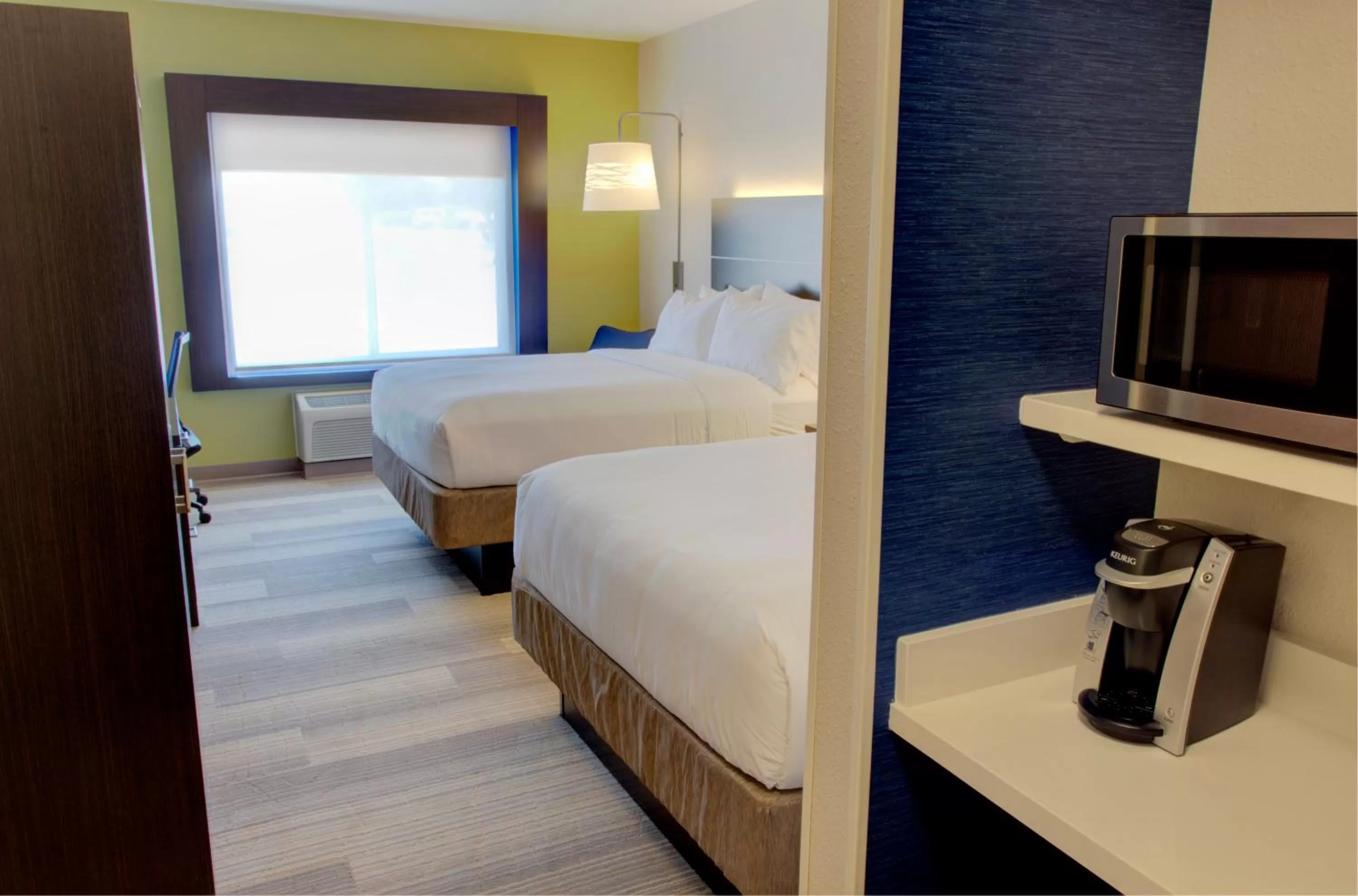 Photo of the whole room, Bed in Holiday Inn Express & Suites Le Mars by IHG