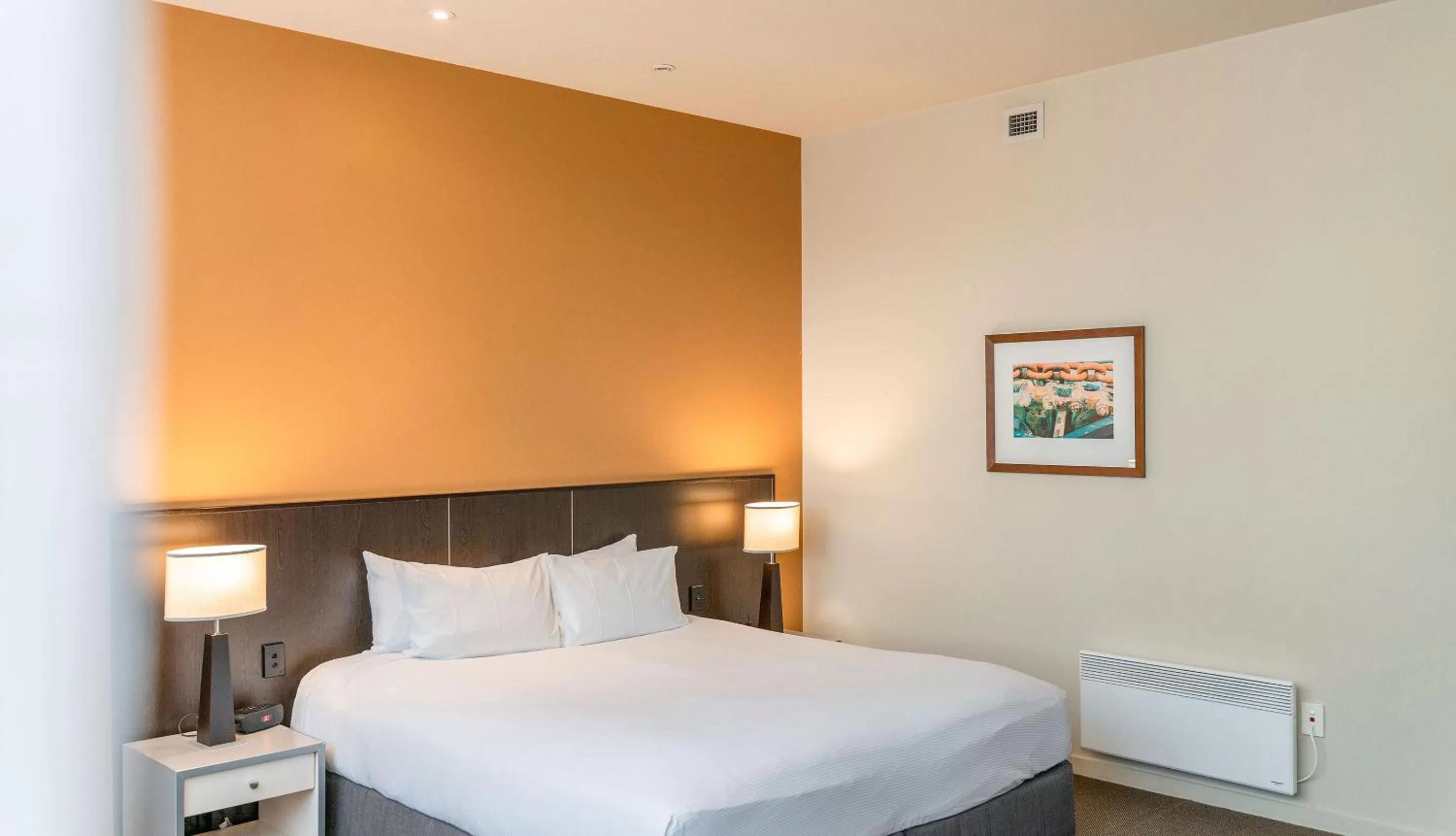 Bed in Scenic Hotel Dunedin City