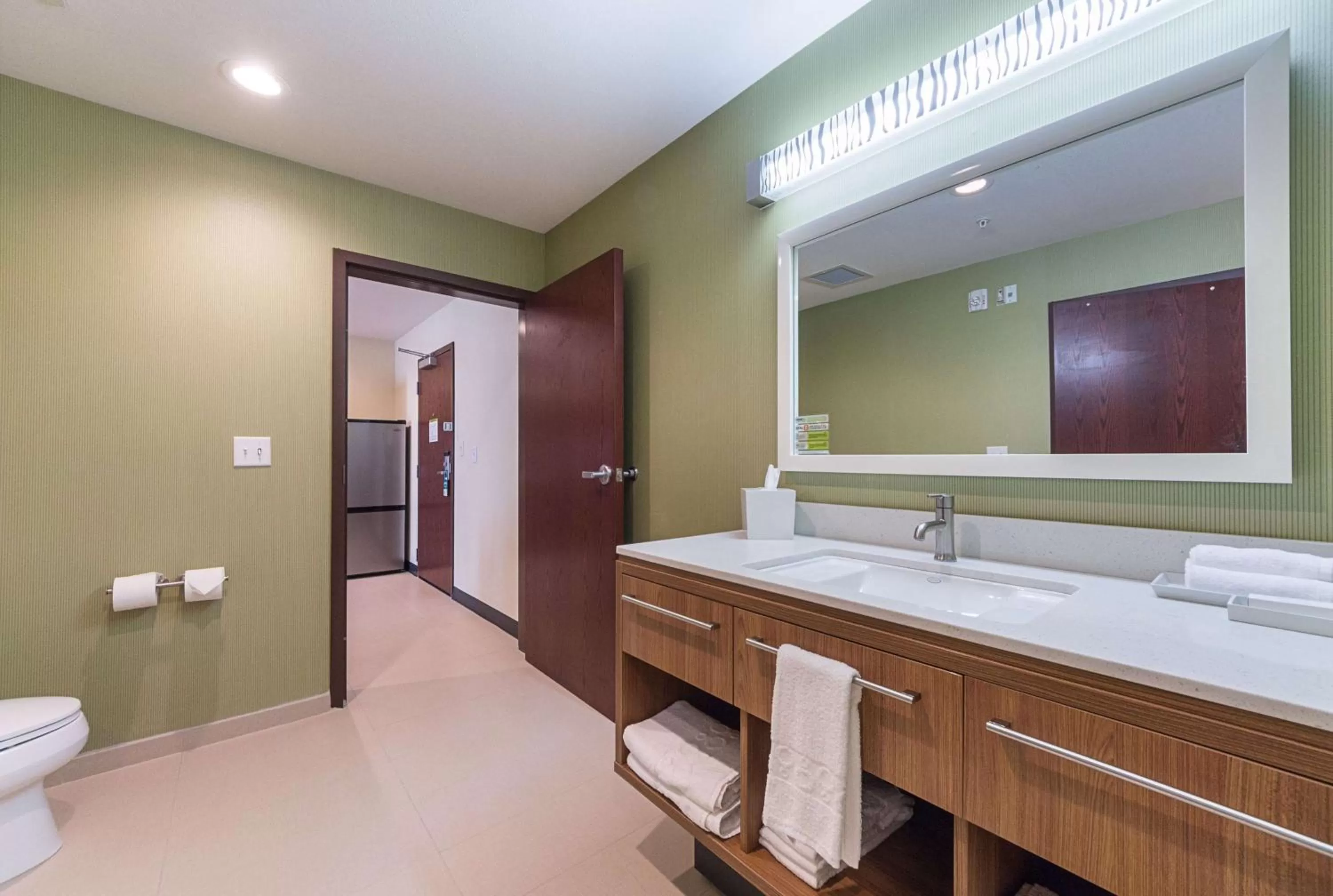 Kitchen or kitchenette, Bed in Home2 Suites By Hilton Oklahoma City Yukon