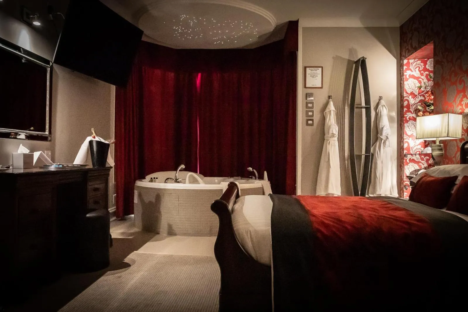 Hot Tub, Bed in Beaufort Hotel