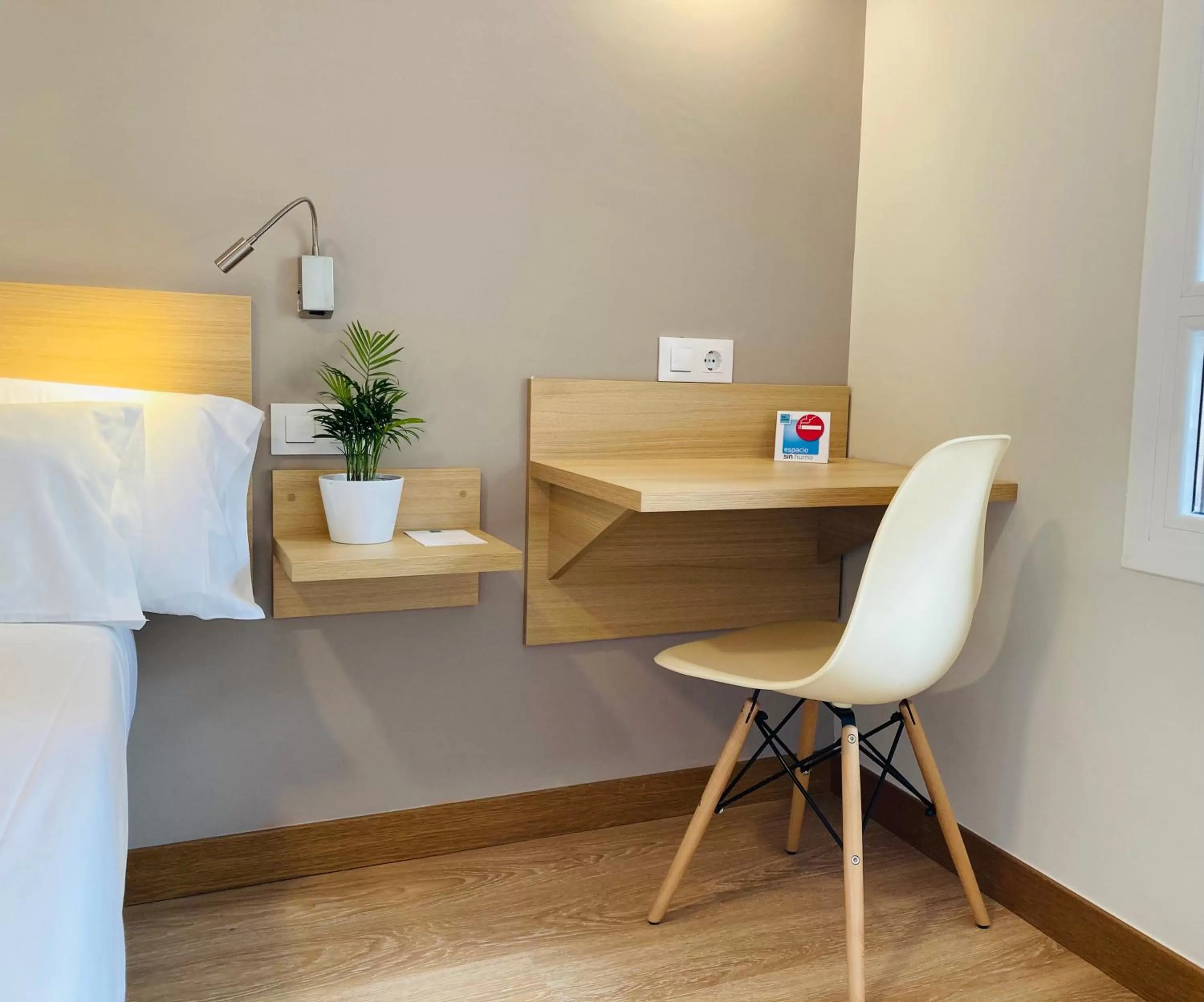 Seating area, Bed in Hotel Vas Vitoria AutoCheckIn