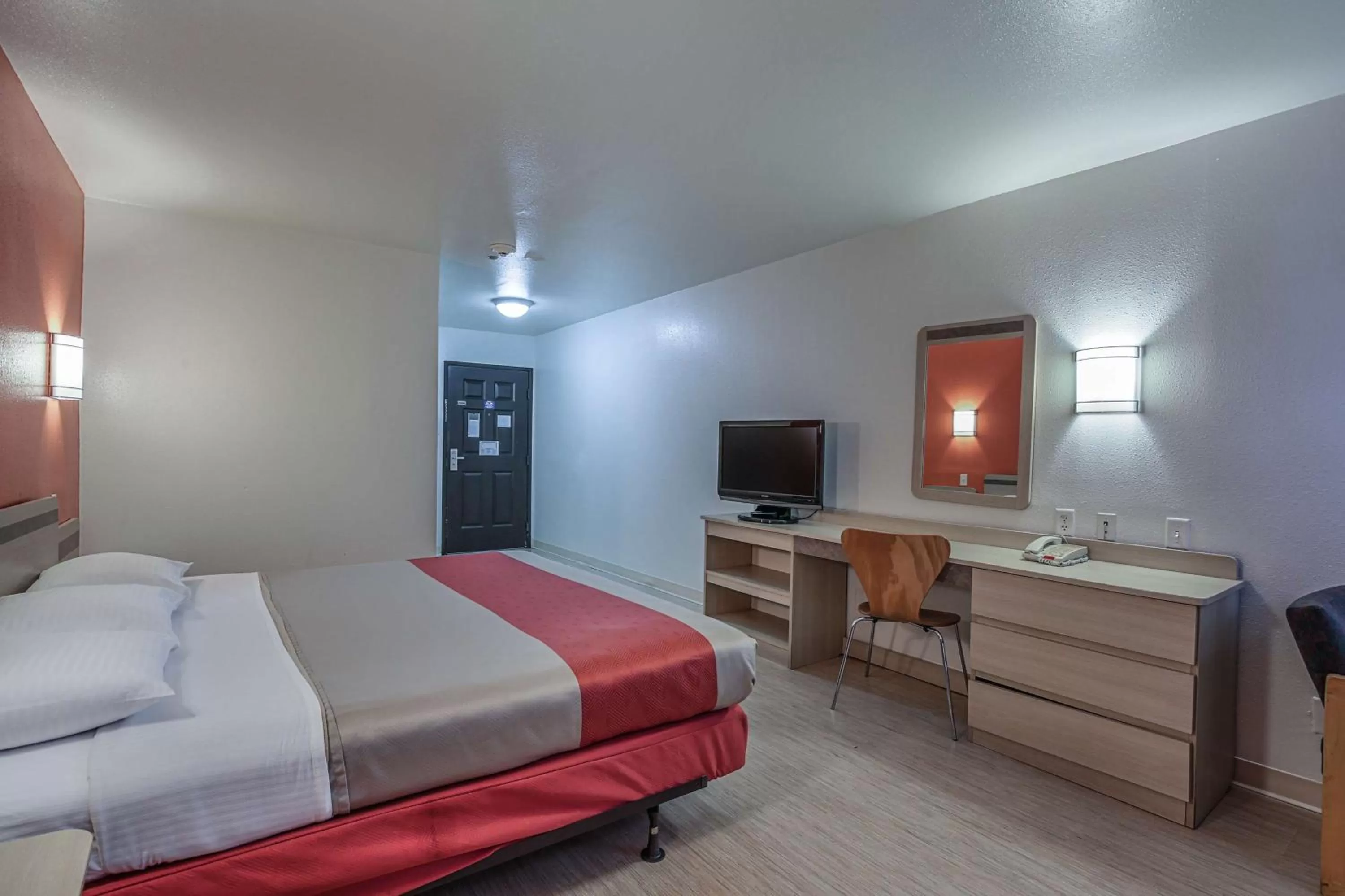 TV and multimedia, Bed in Motel 6-Pasadena, TX