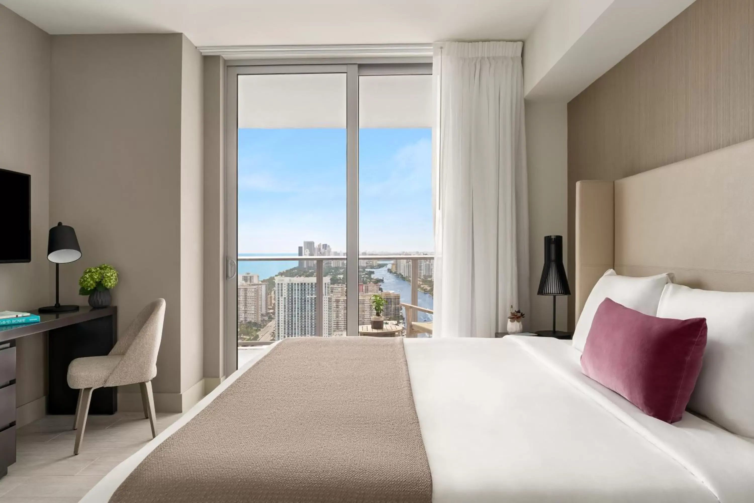 3 Bedroom Corner Suite View-Ocean/Intra/City-Mobil Roll In Shower with Kitchen in Hyde Beach House 3 Bedroom Corner Suite View-Ocean/Intra/City-Mobil Roll In Shower with Kitchen in Hyde Beach House