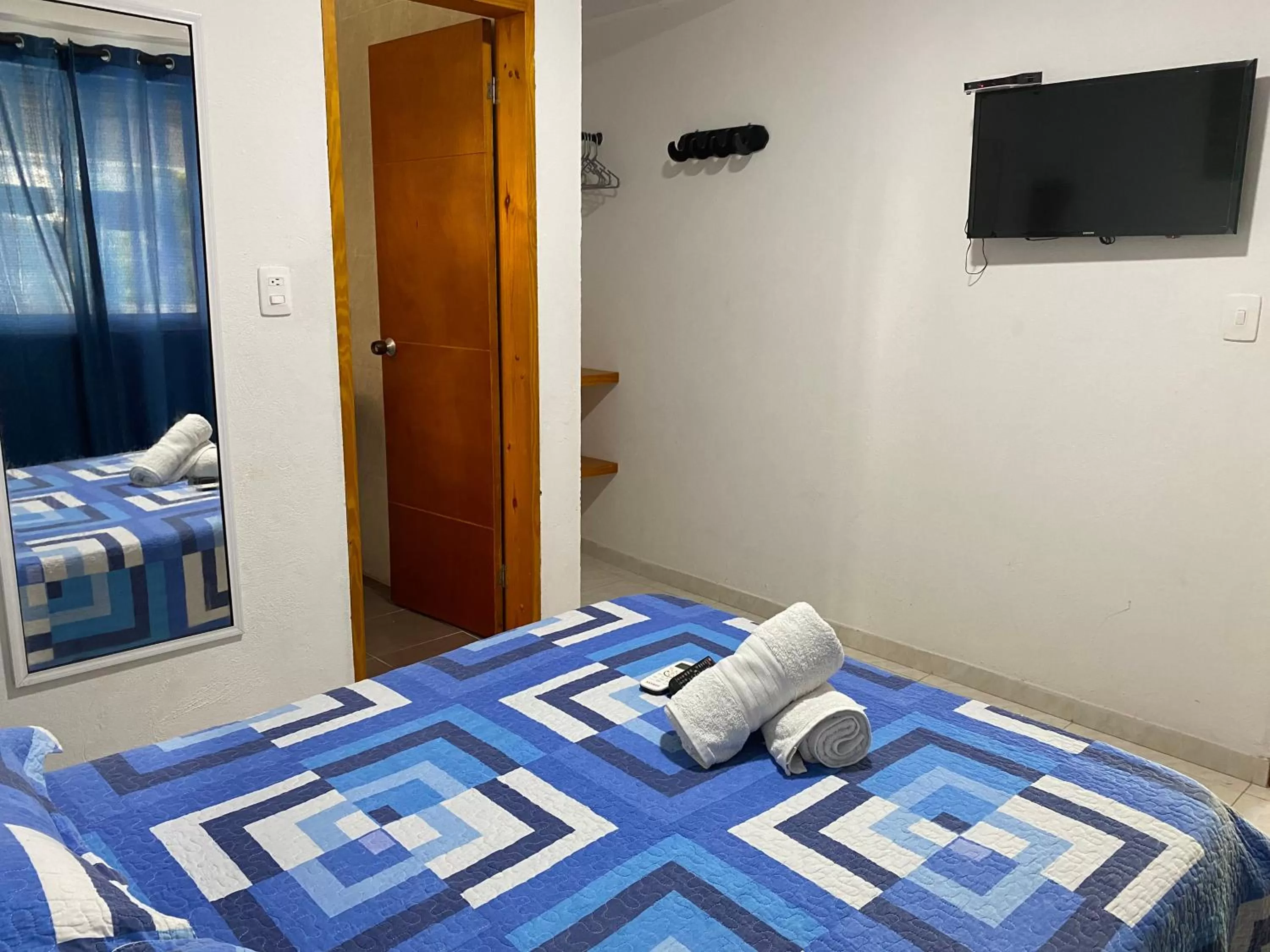 Bedroom, TV/Entertainment Center in Apartamento Miss Brigida