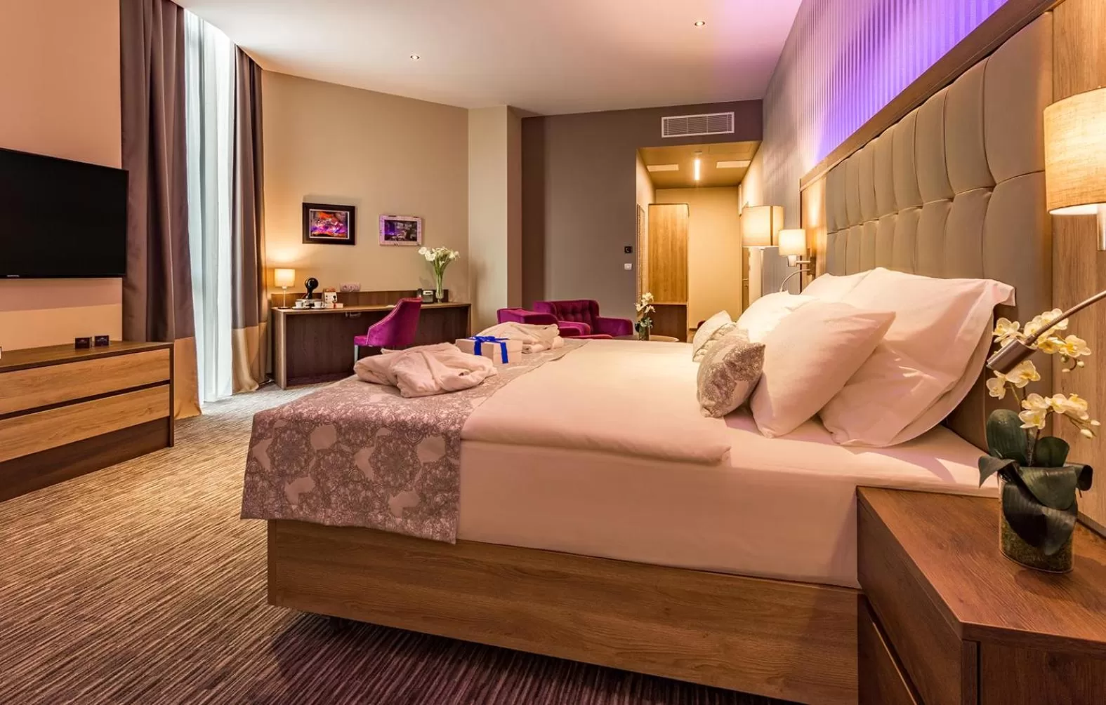 Shower, Bed in Admiral Hotel