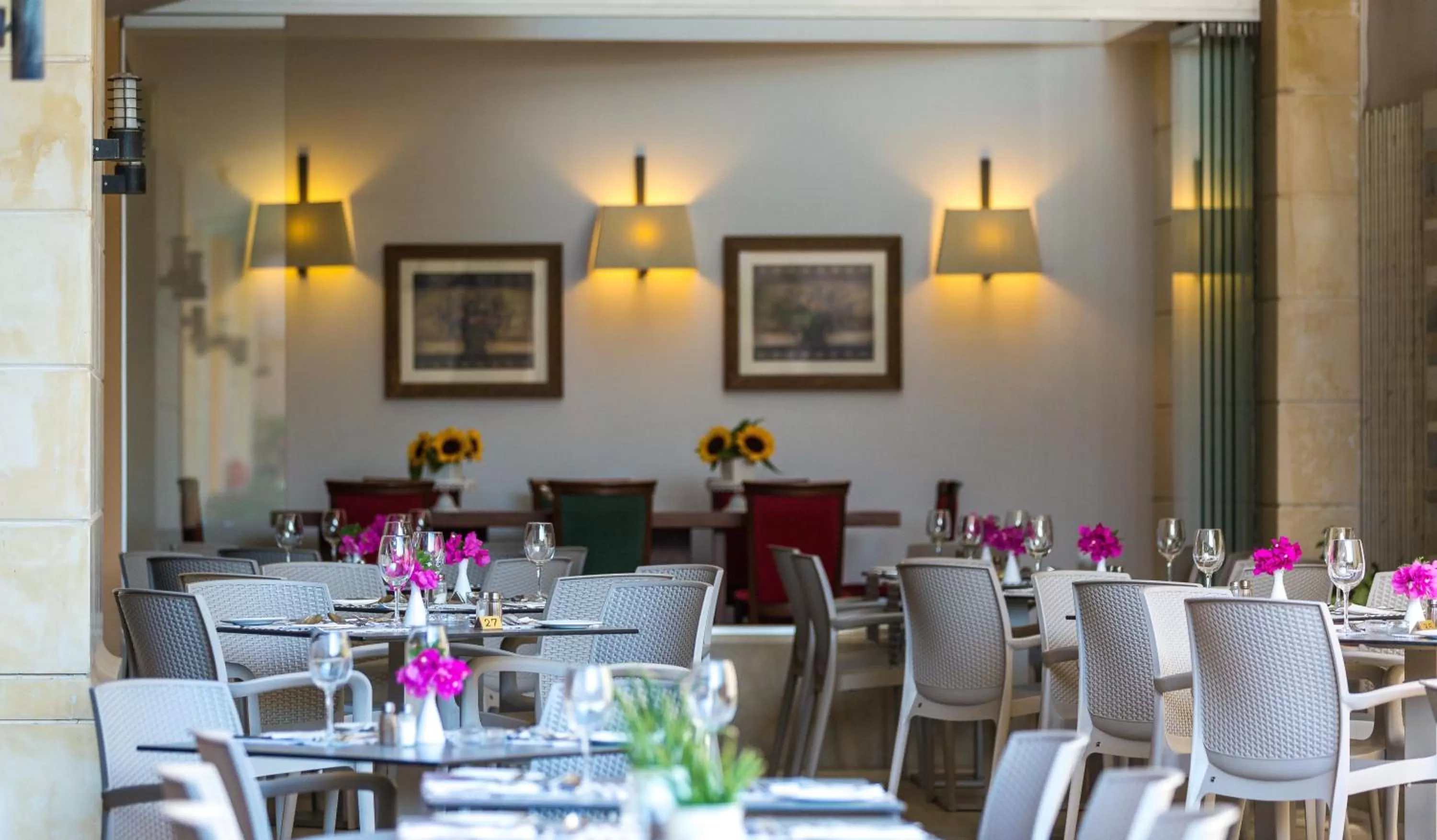 Restaurant/places to eat in Hotel Ideon