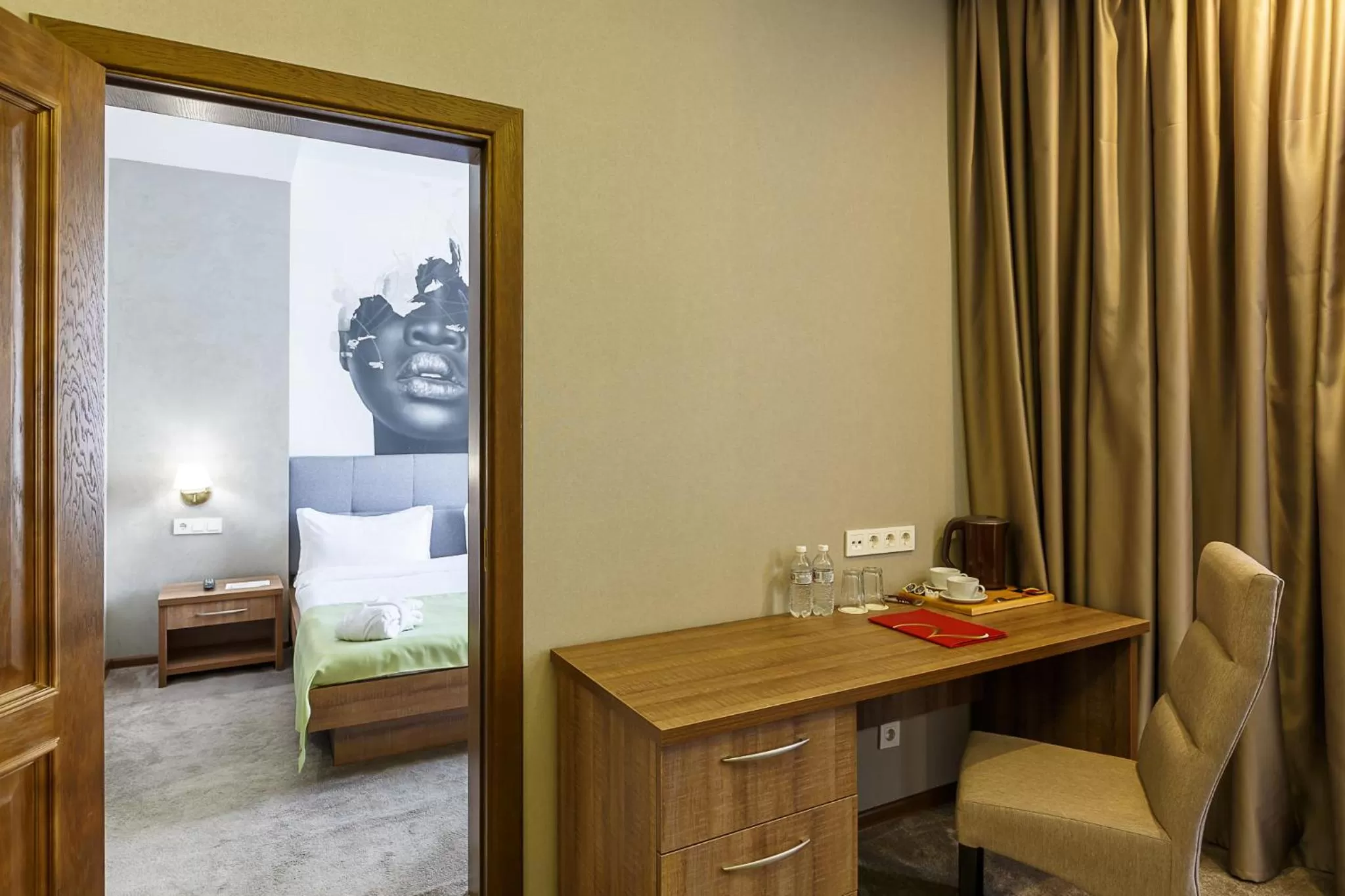 Communal lounge/ TV room in Renion Hills Hotel