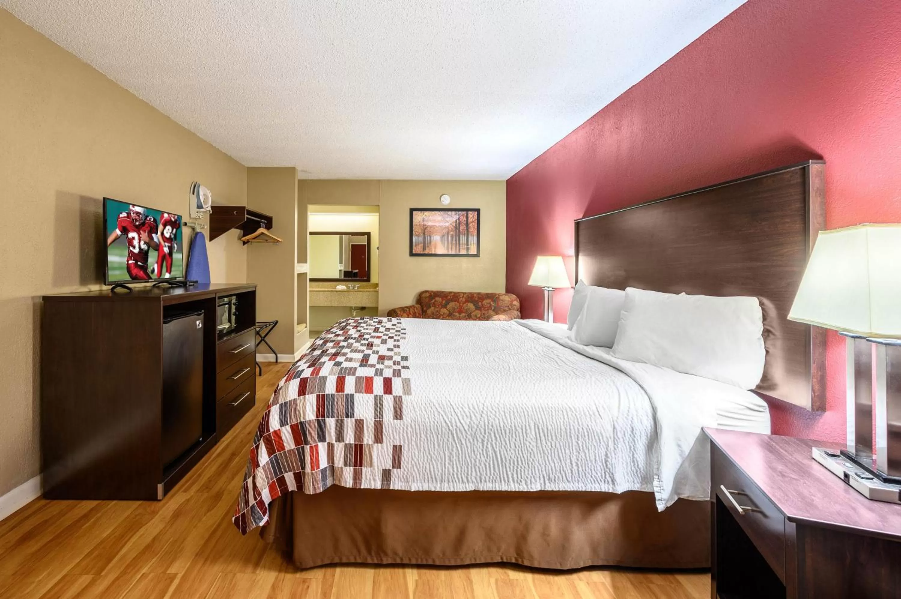 Superior King Room Non-Smoking in Red Roof Inn Sylacauga