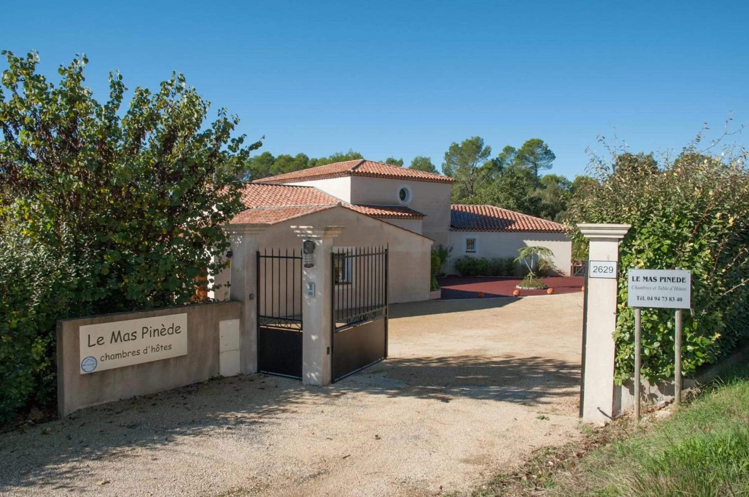 Facade/entrance in Le Mas Pinède