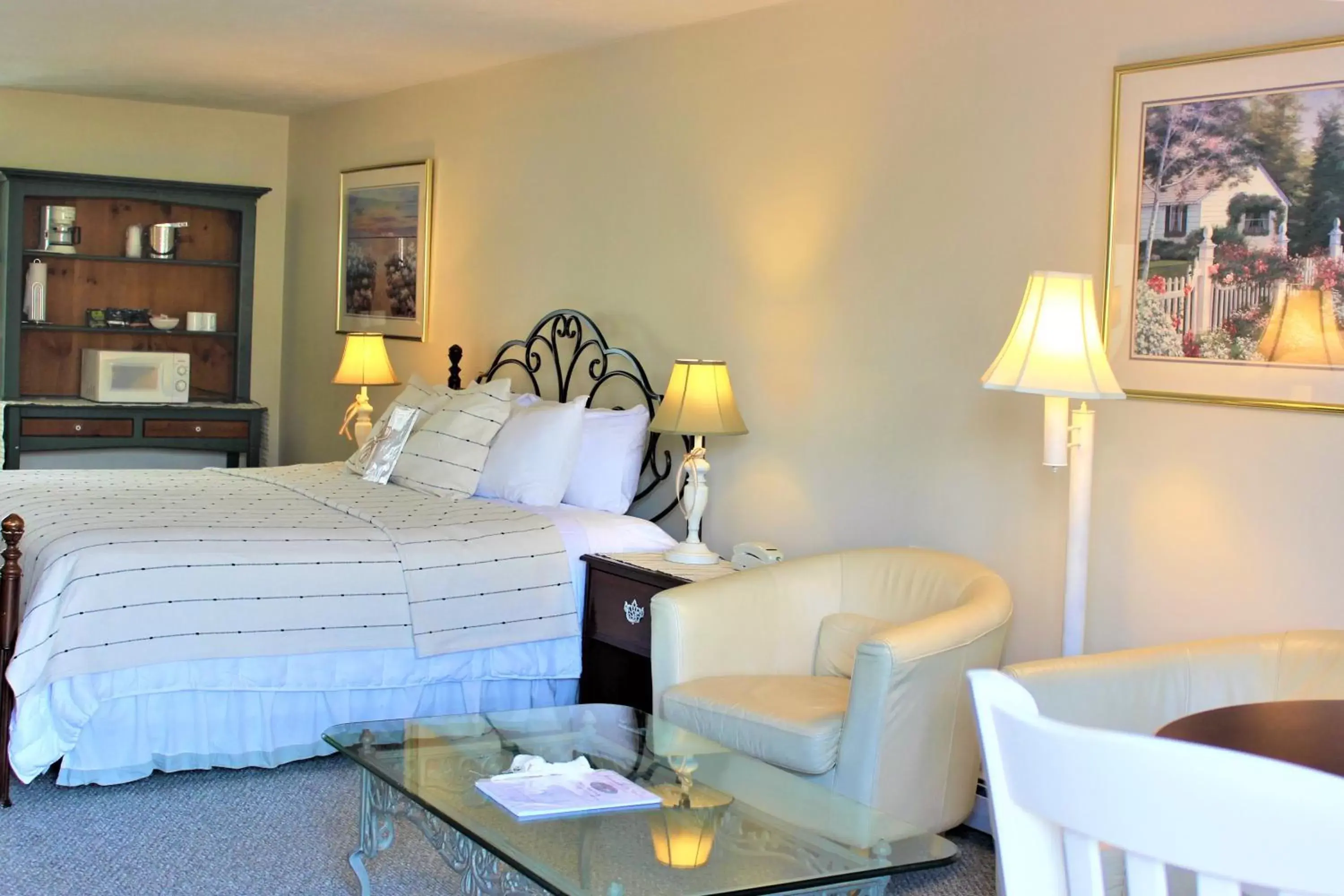 Deluxe King Room in Red Horse Inn Deluxe King Room in Red Horse Inn