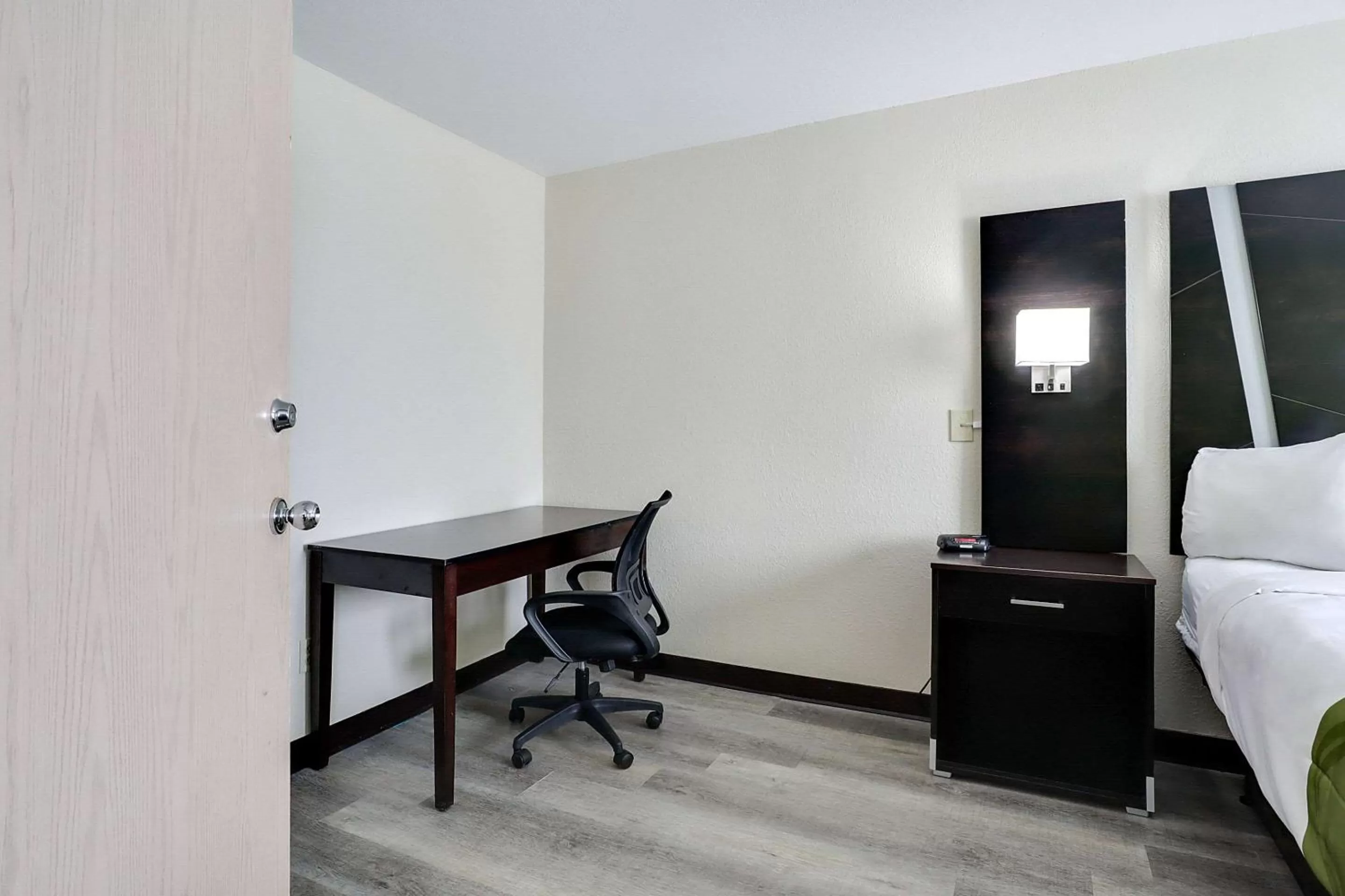 Bedroom, TV/Entertainment Center in Quality Suites Albuquerque Airport