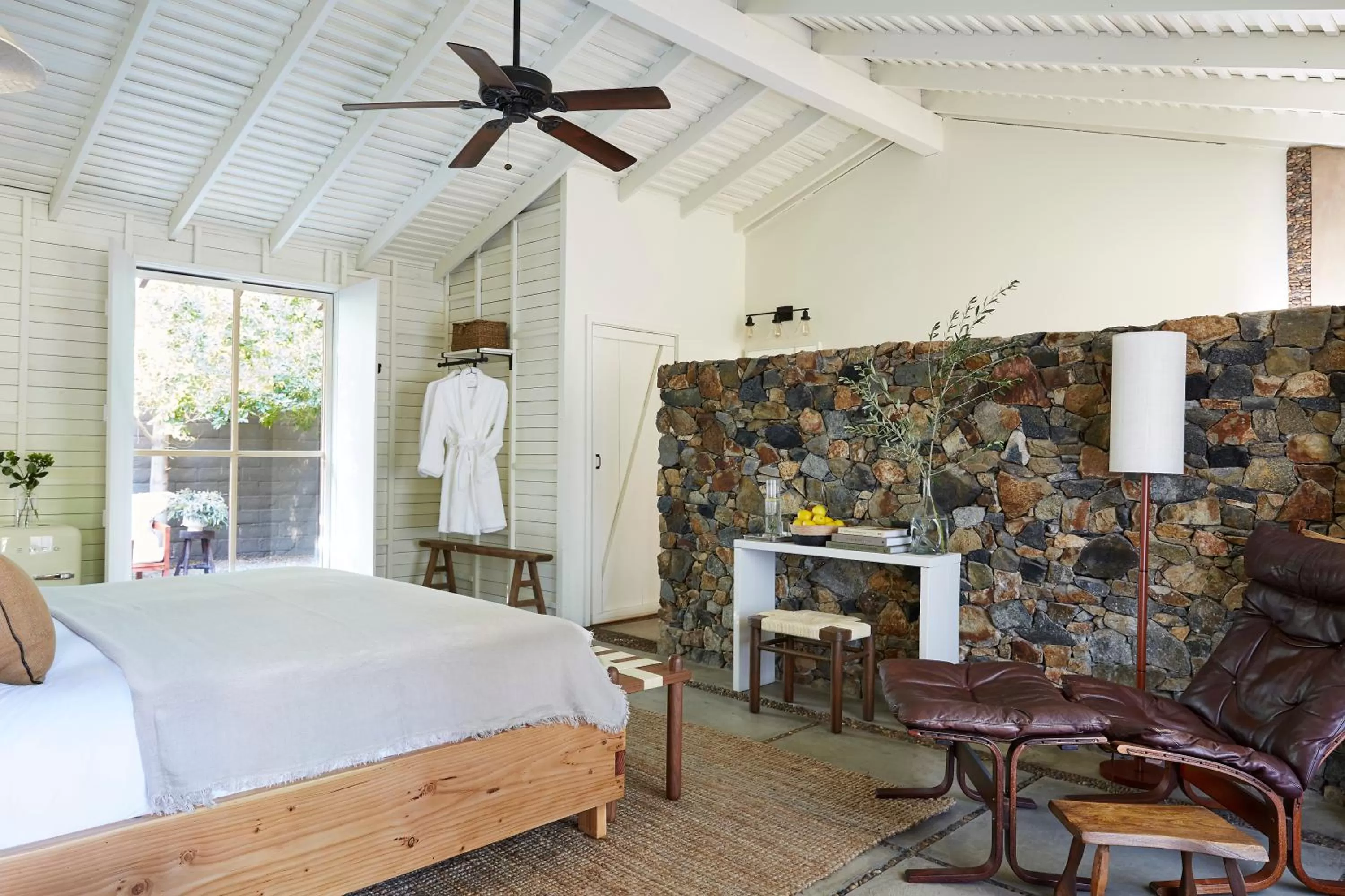 Photo of the whole room, Bed in Sparrows Lodge