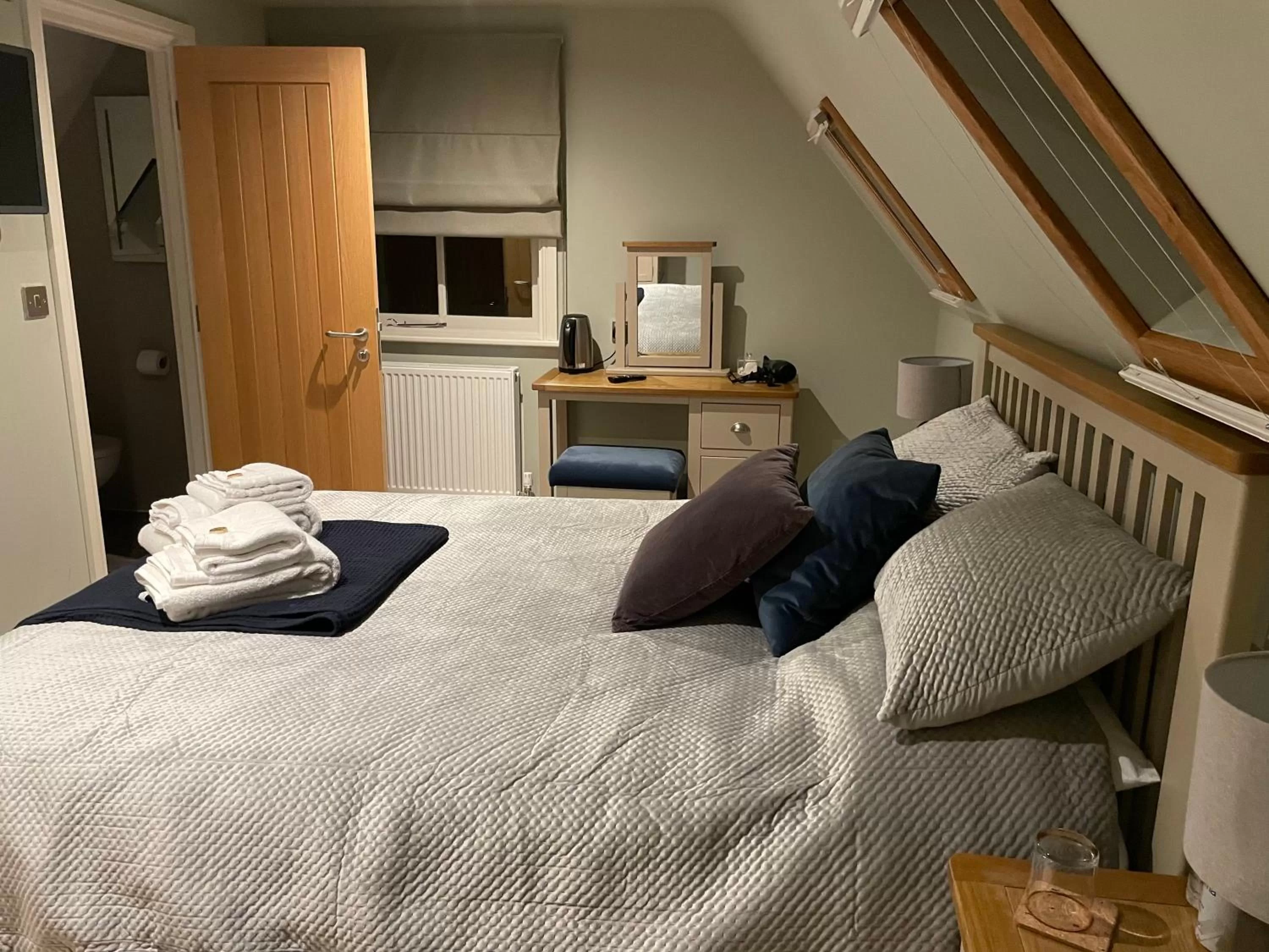 Bedroom, Bed in The Red Lion Charing Heath