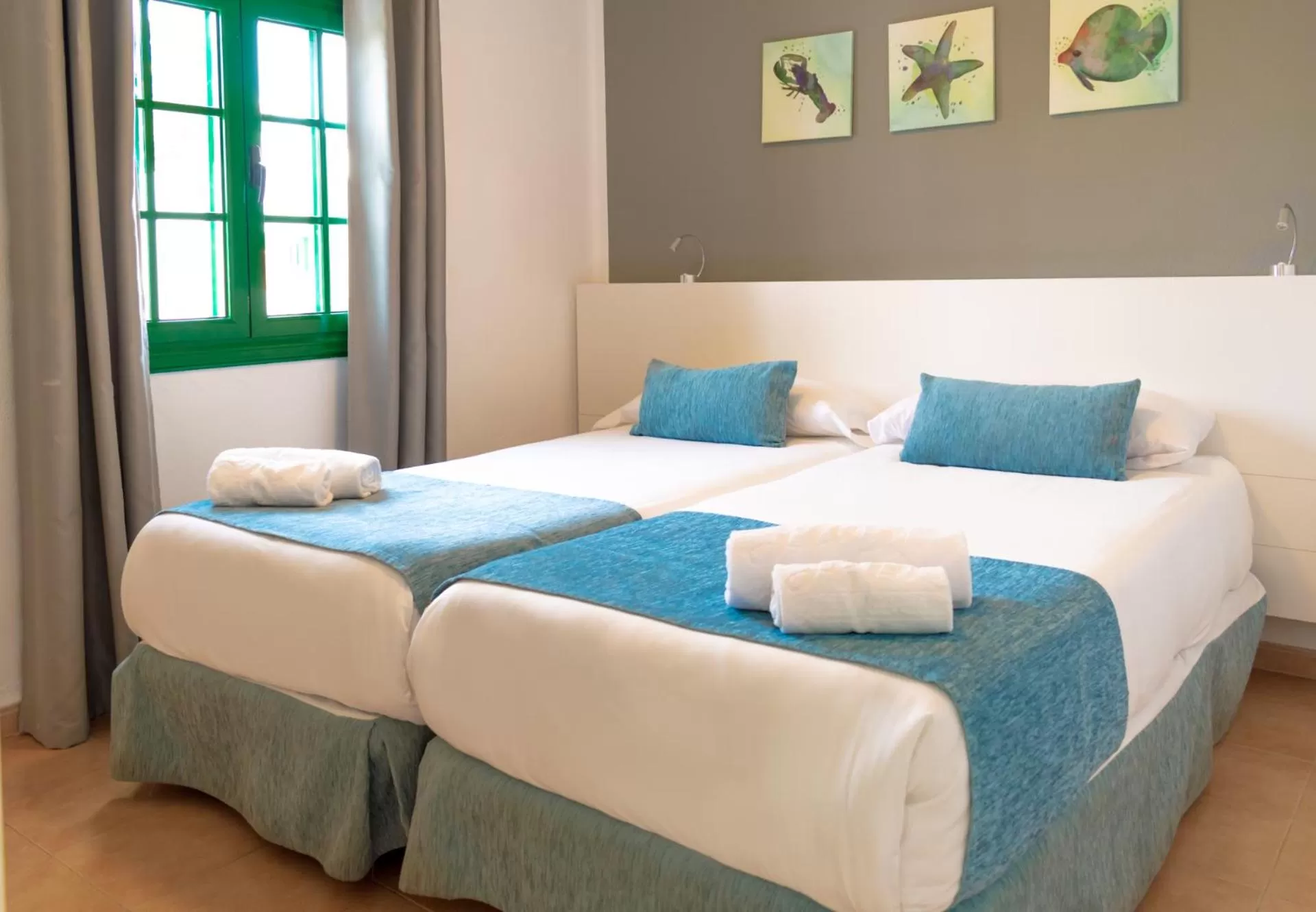 Photo of the whole room, Bed in Hyde Park Lane