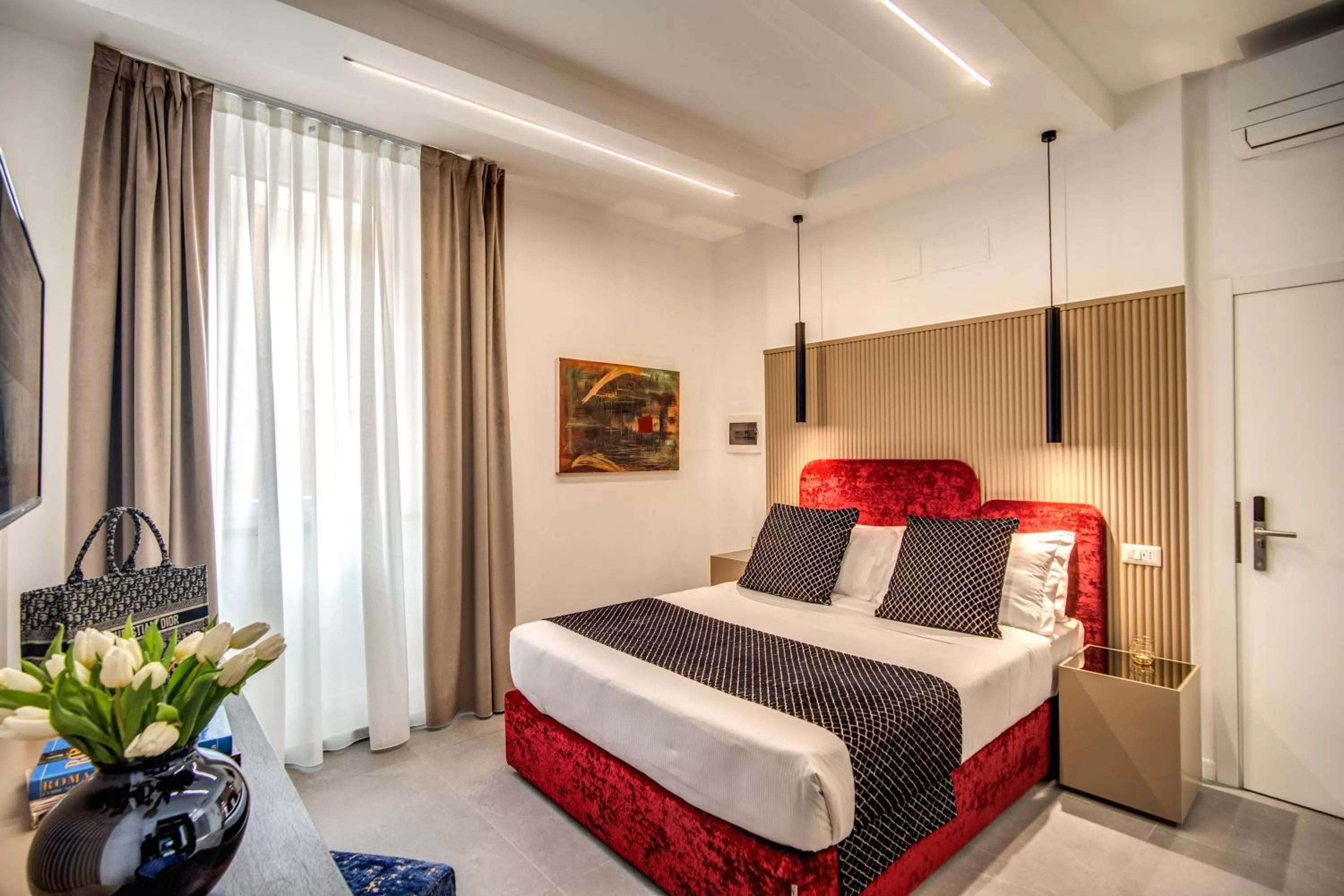 Photo of the whole room, Bed in Little Queen Suite