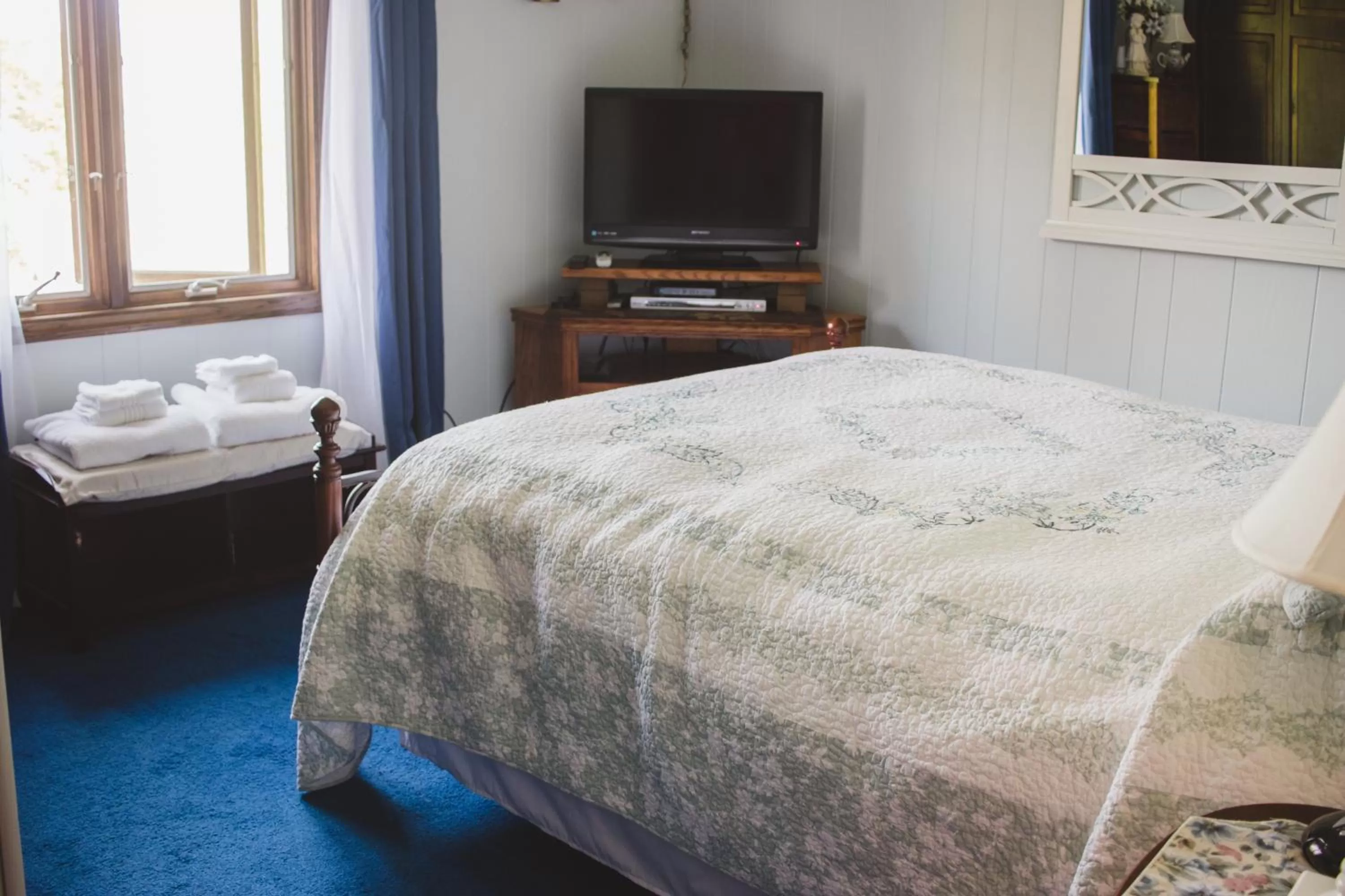 Bed, TV/Entertainment Center in Shane Acres Country Inn