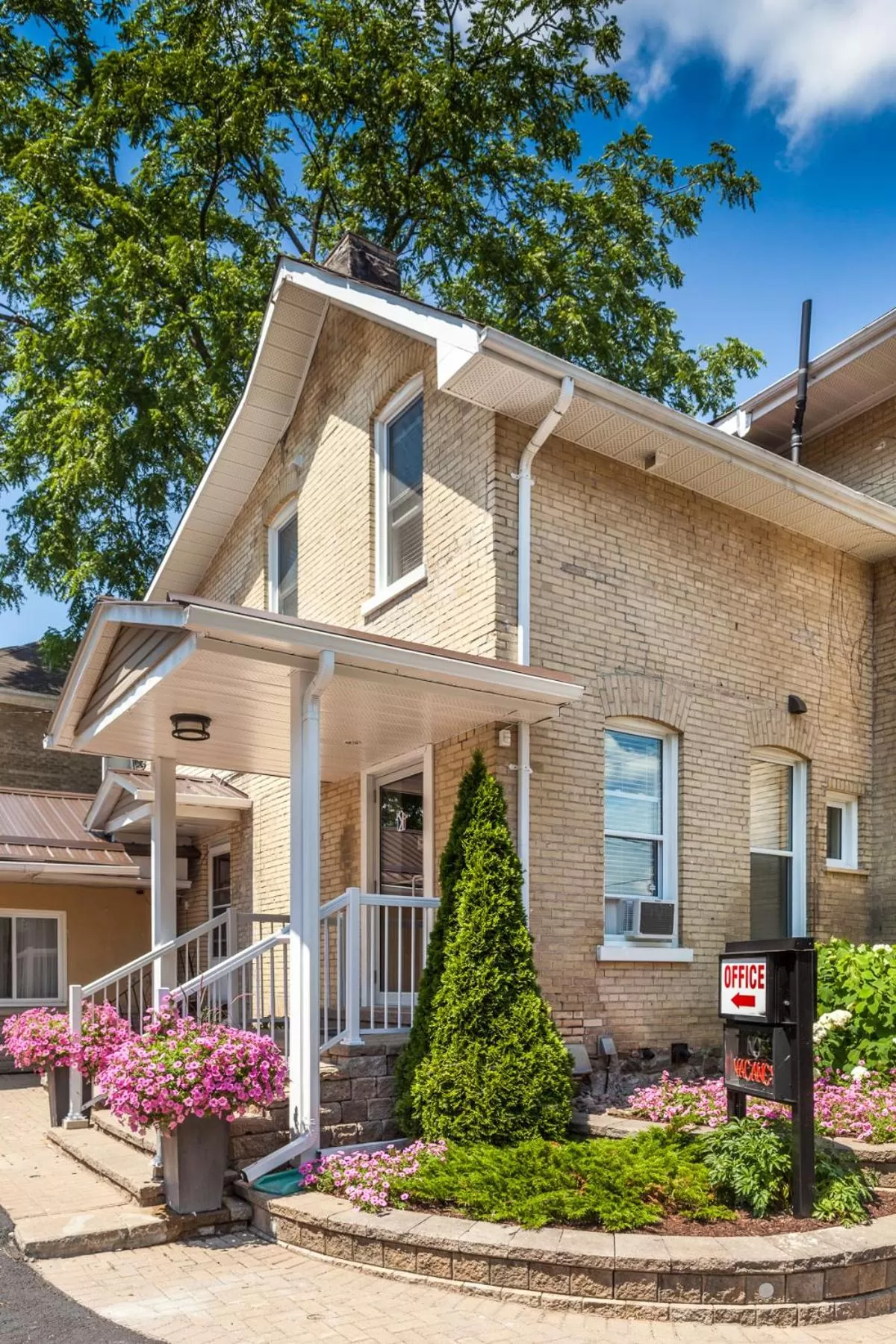 Facade/entrance in Kent Inn