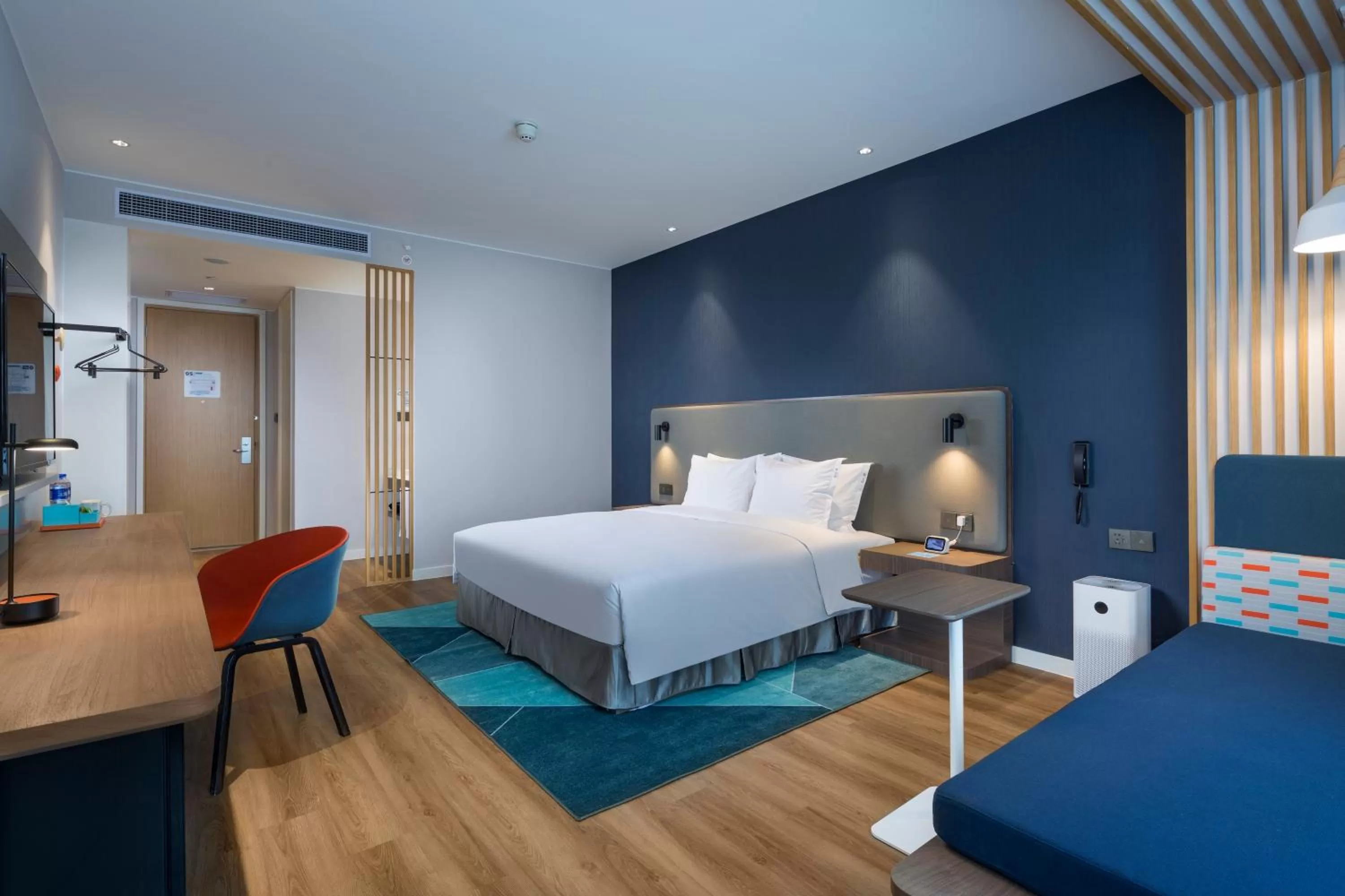 Photo of the whole room, Bed in Holiday Inn Express Shanghai Kangqiao by IHG