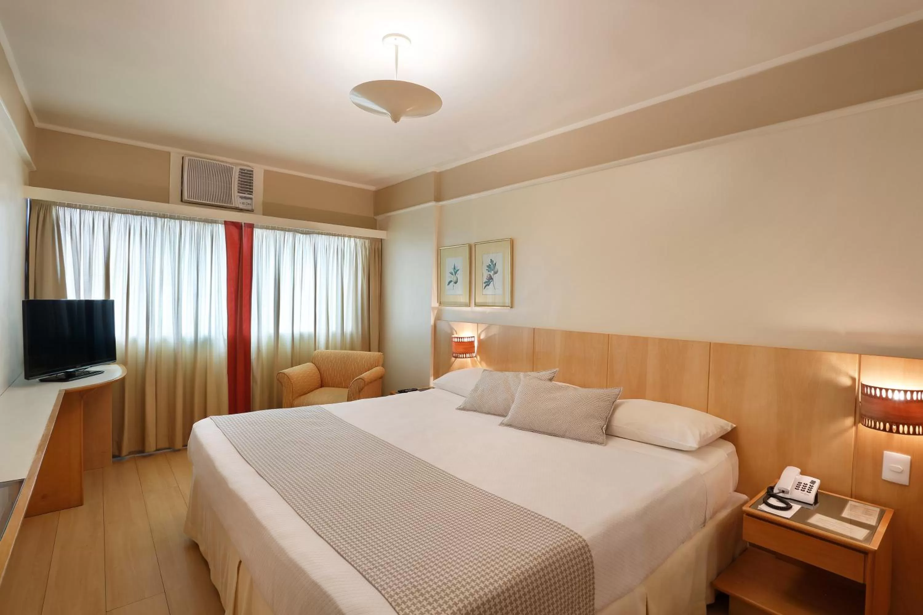 Bed in Mirasol Copacabana Hotel