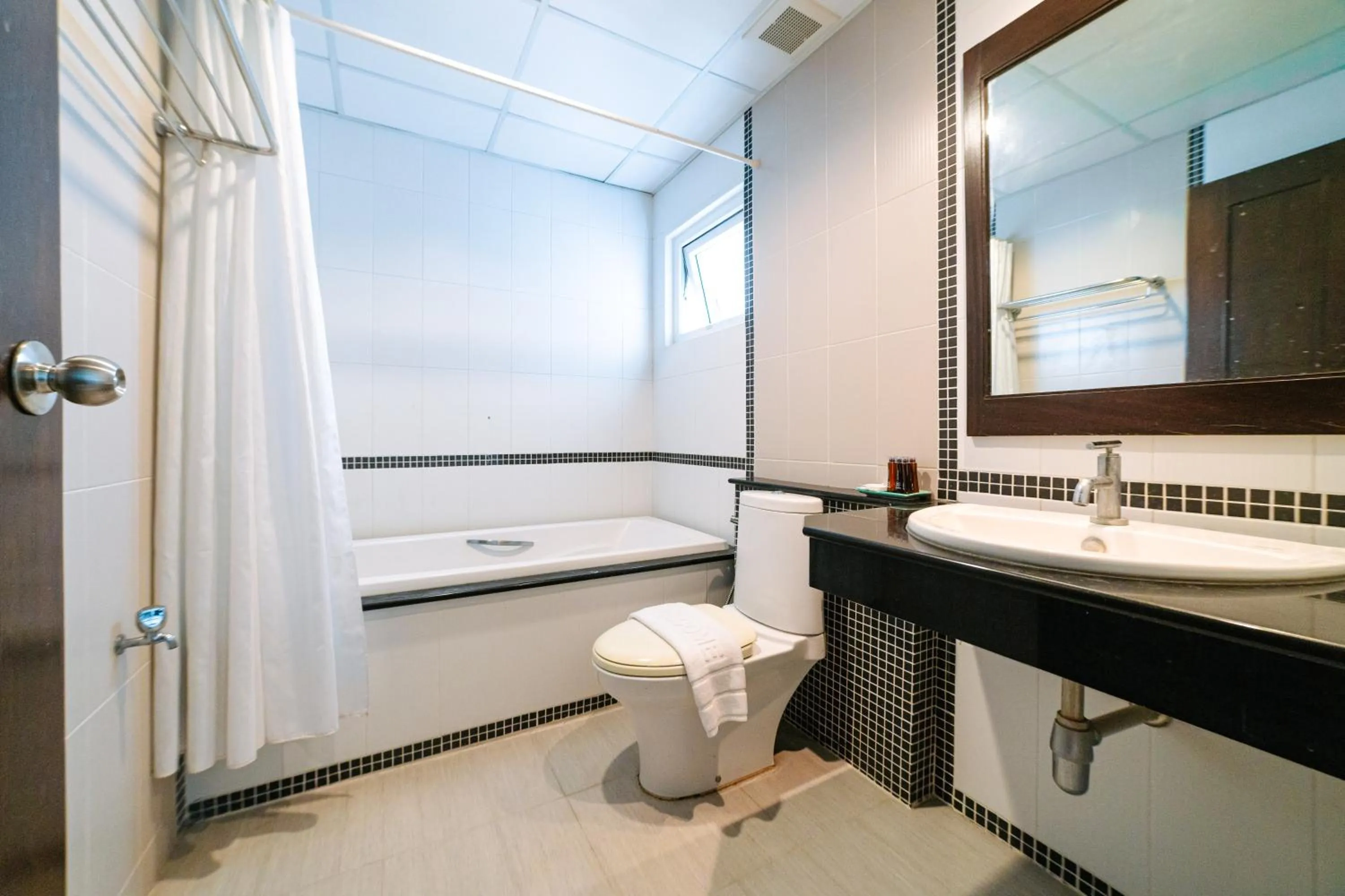 Toilet in Ratana Hotel Sakdidet, PHUKET TOWN