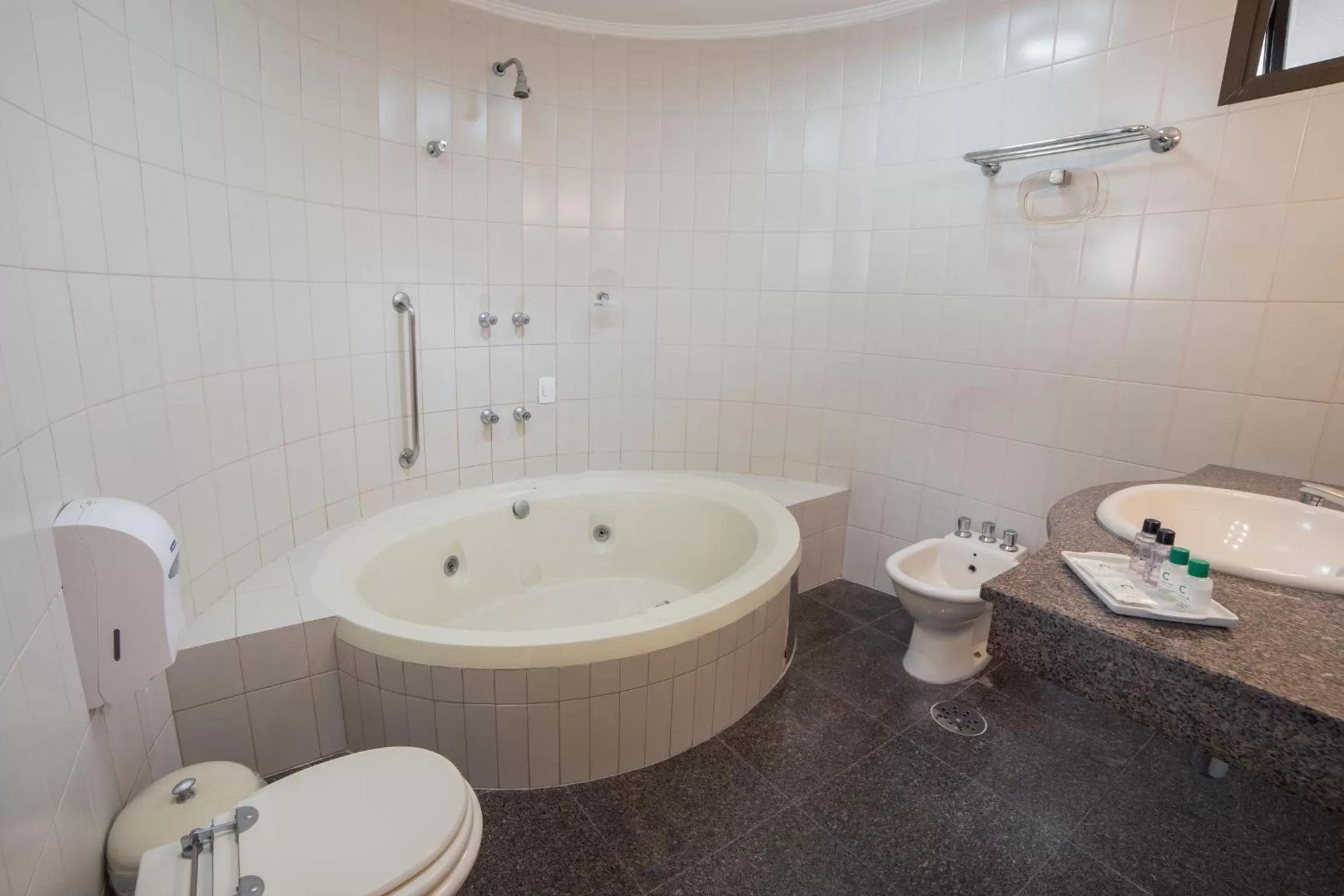 Hot Tub, Bathroom in Cardum Hotel