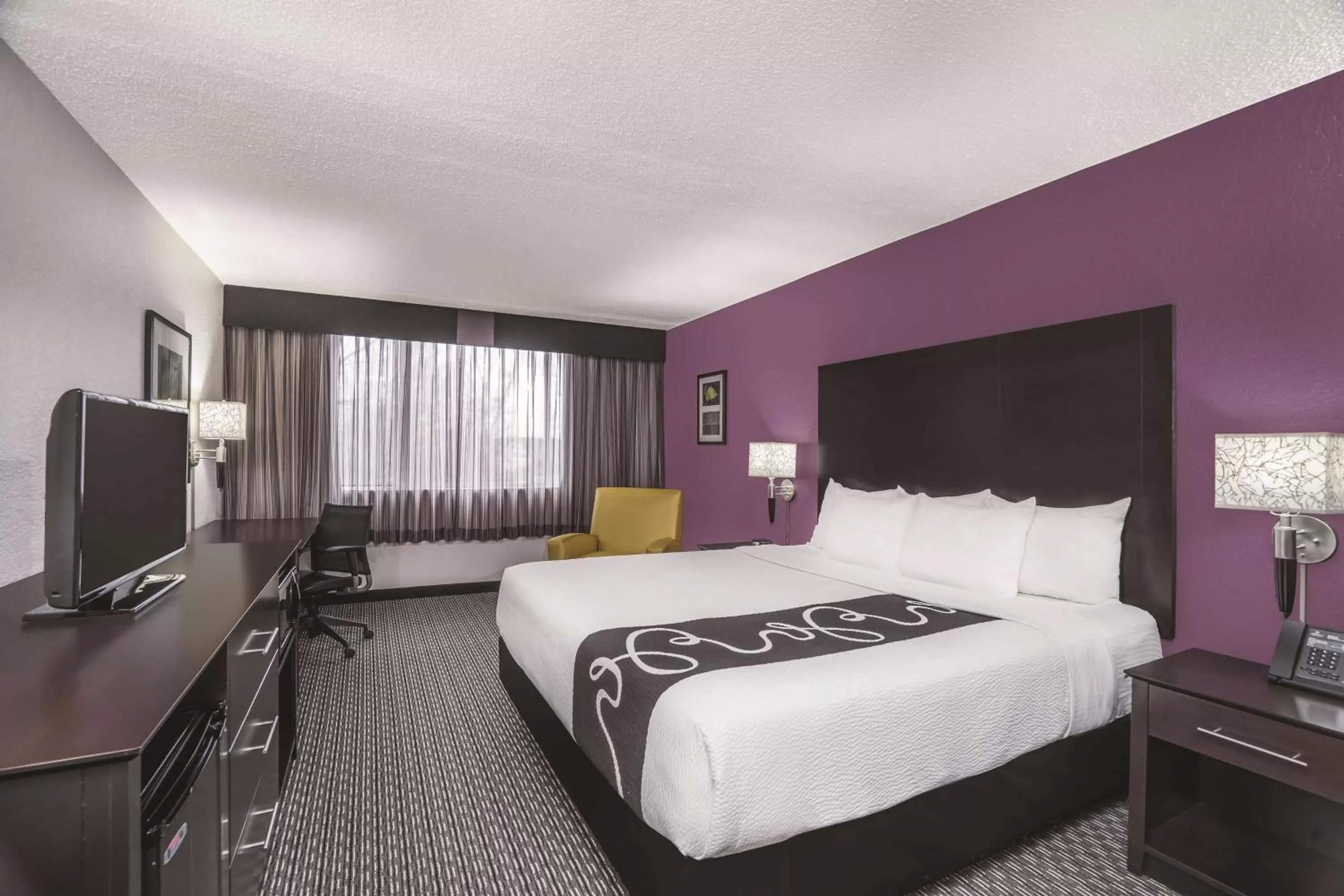 Photo of the whole room, Bed in La Quinta Inn by Wyndham Fresno Yosemite