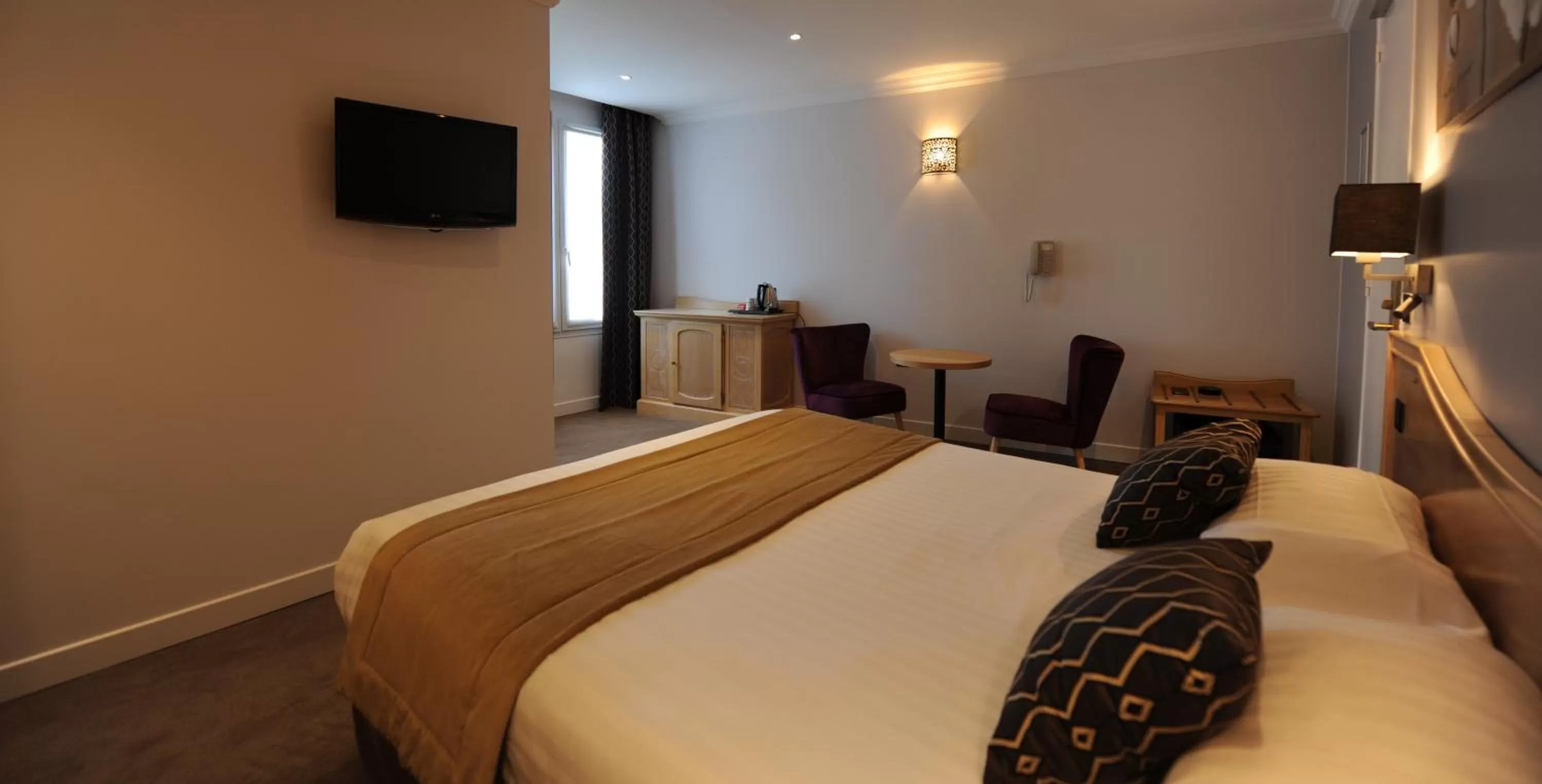 Bed in Hôtel Du Midi Paris Montparnasse