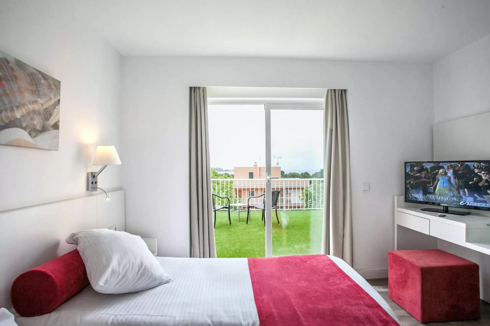 Bedroom, Bed in Morlans Garden