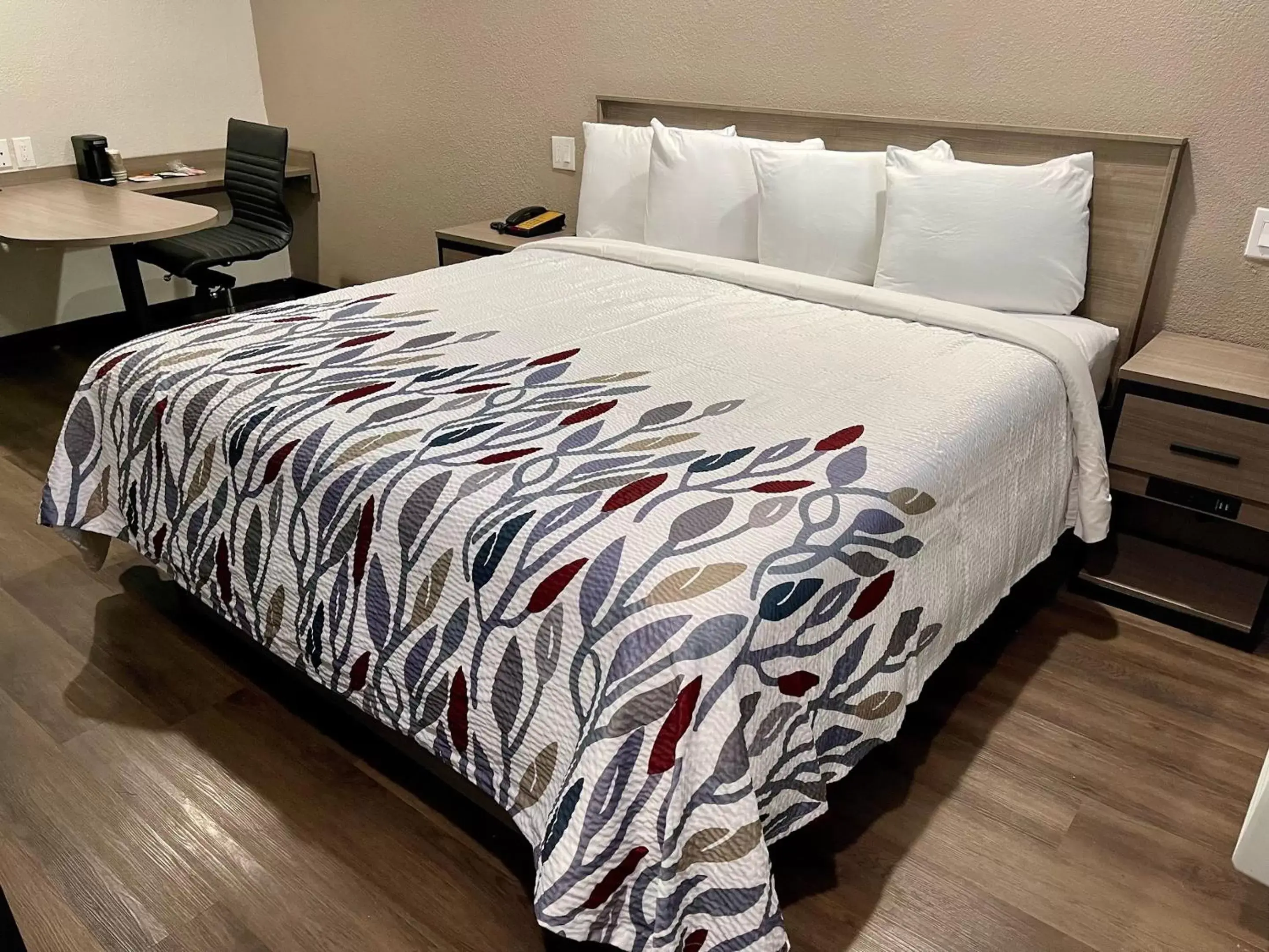 Superior King Room Non-Smoking Renovated in Red Roof Inn Lafayette, LA Superior King Room Non-Smoking Renovated in Red Roof Inn Lafayette, LA