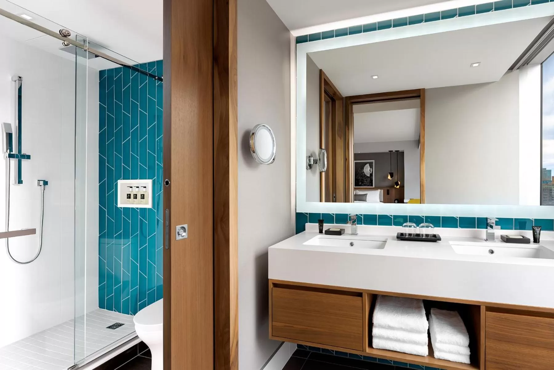 Shower in Humaniti Hotel Montreal, Autograph Collection