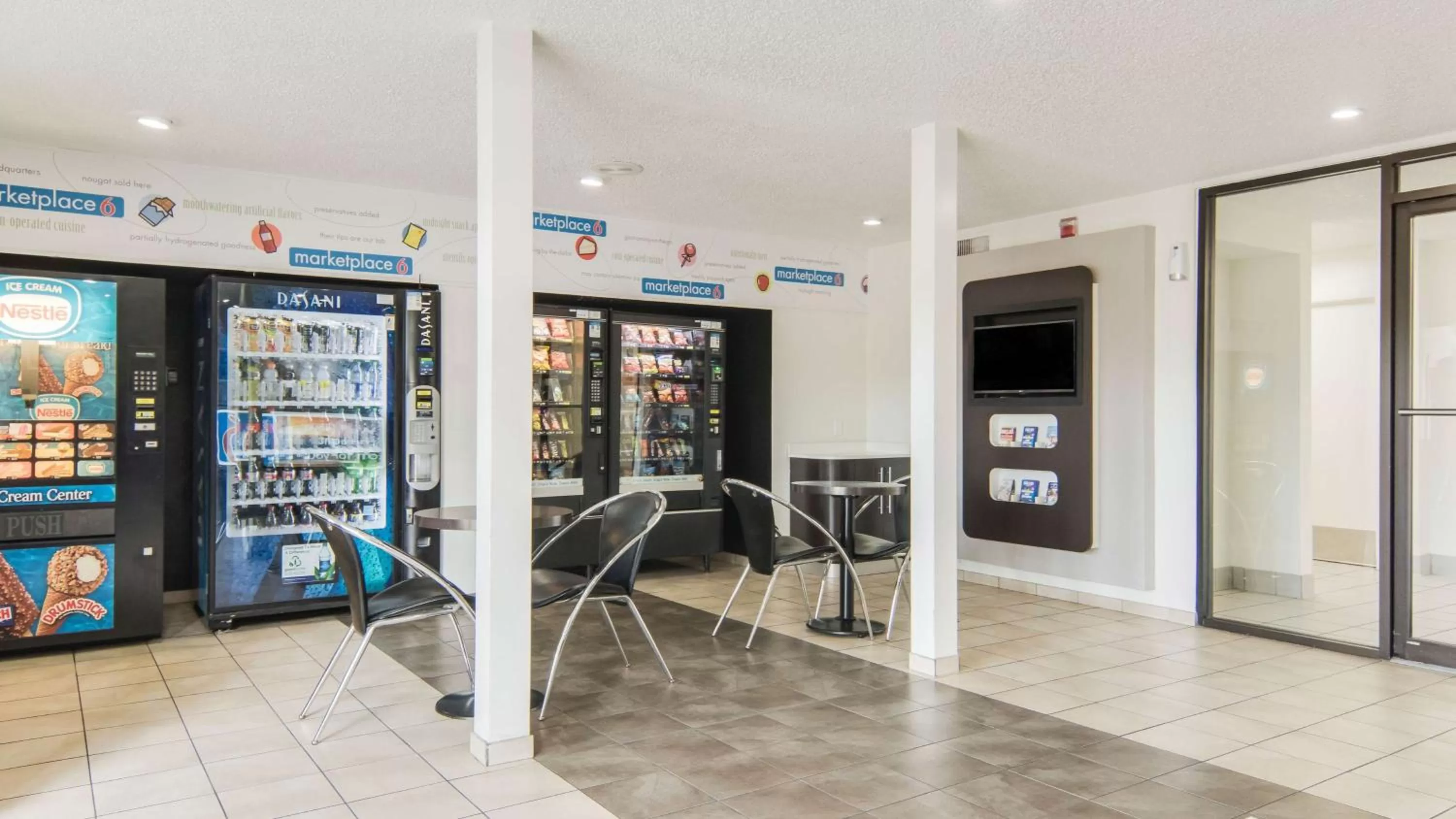 Property building in Motel 6-Addison, TX - Dallas