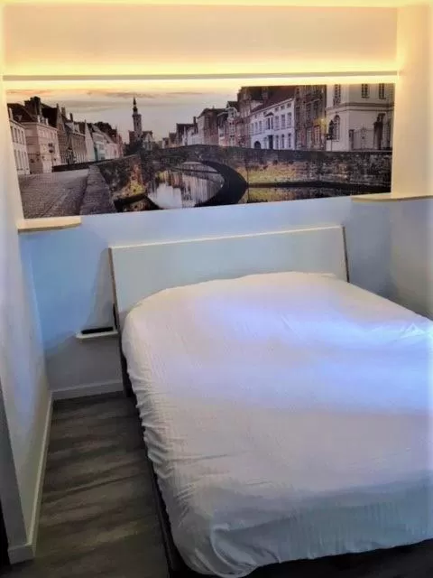 Bed in Canalview Hotel Ter Reien