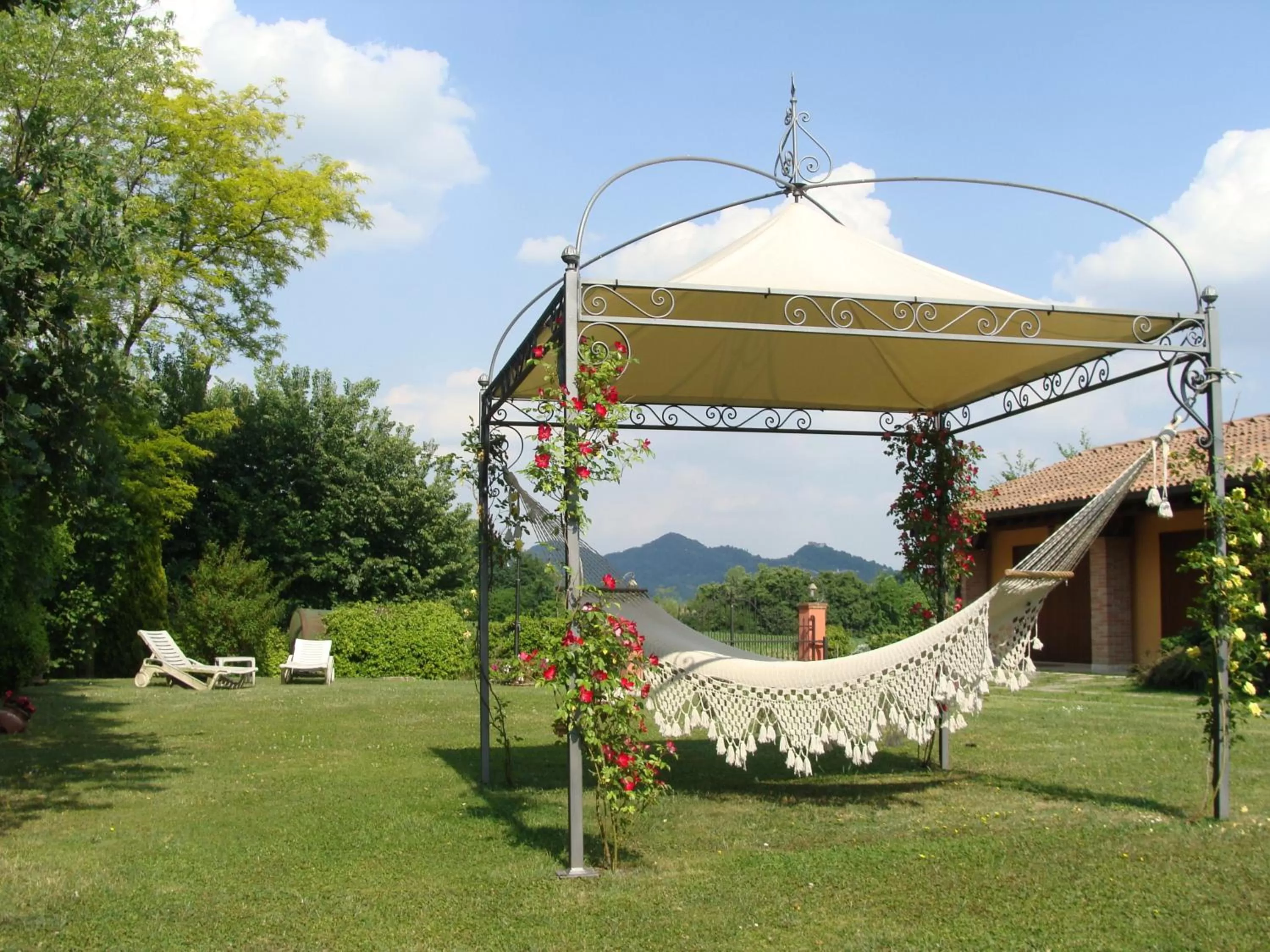 Facade/entrance, Garden in B&B Sweet Dreams