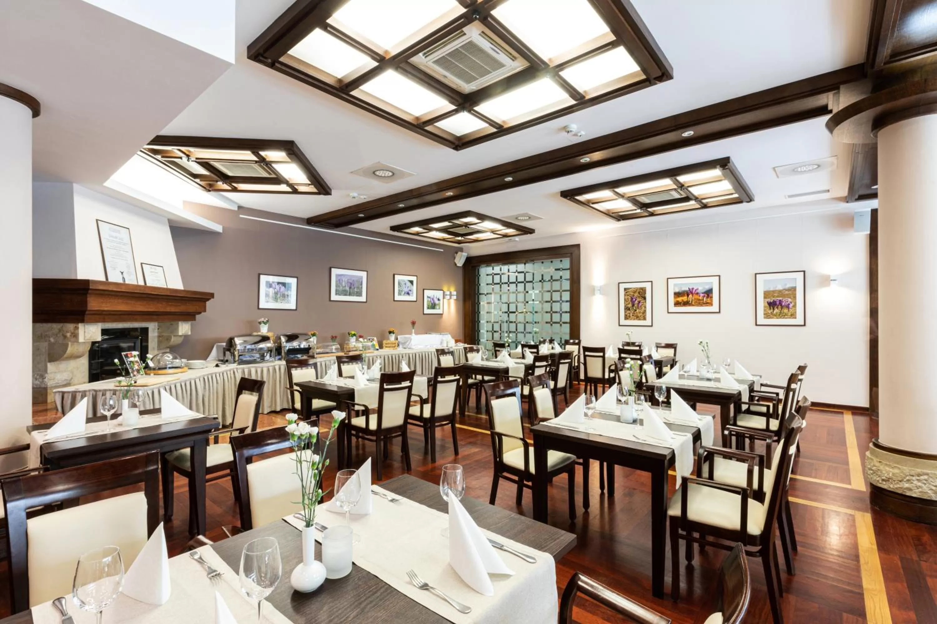 Restaurant/places to eat in Hotel Crocus