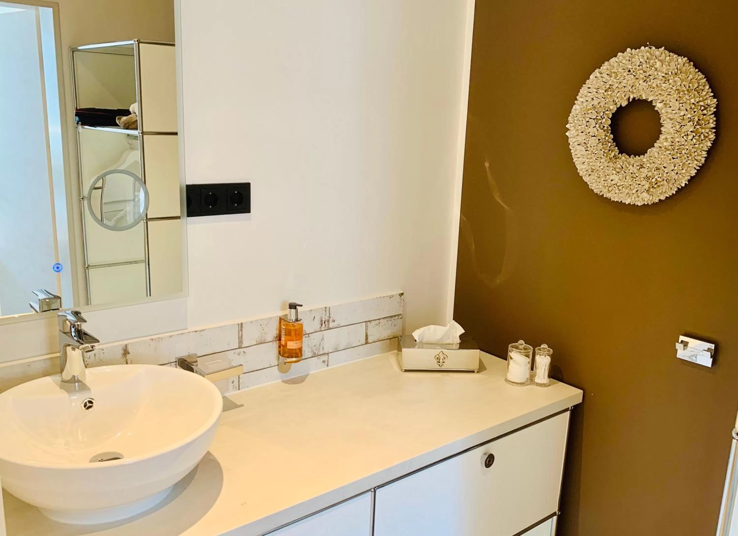 Bathroom in BESOTEL Mettmann