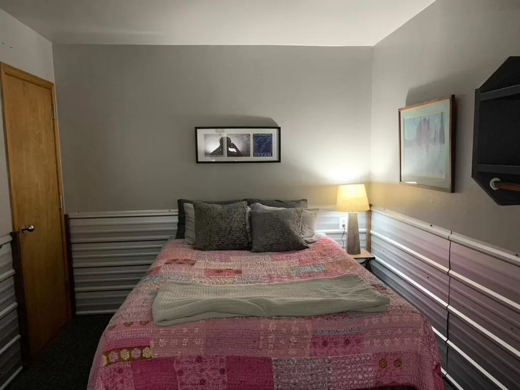 Bedroom, Bed in Clam Gulch Lodge