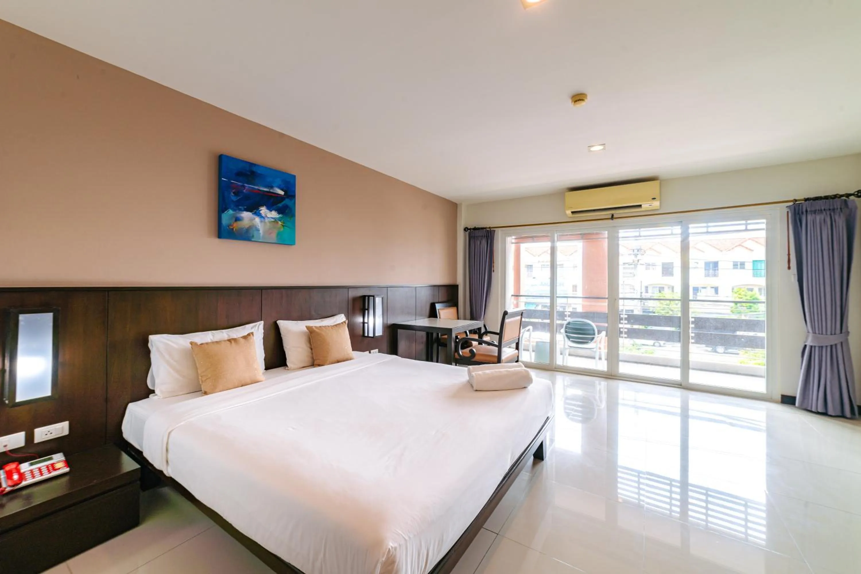 Bed in Ratana Hotel Sakdidet, PHUKET TOWN